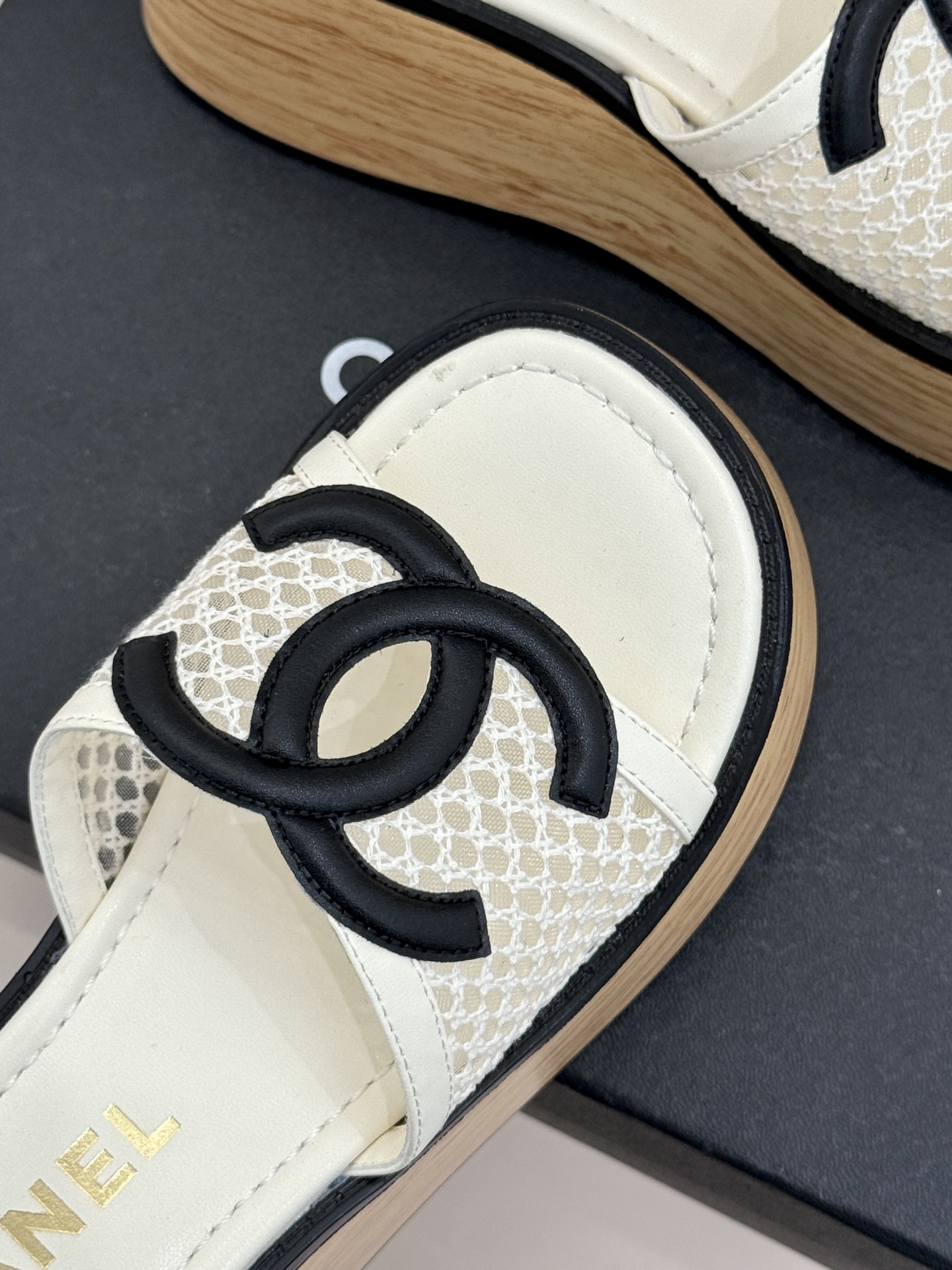 CHANE*｜小香26P新品大双C镂空网面厚底拖鞋是2026春夏轻奢松弛感的标杆。通透网眼鞋面自带呼吸感