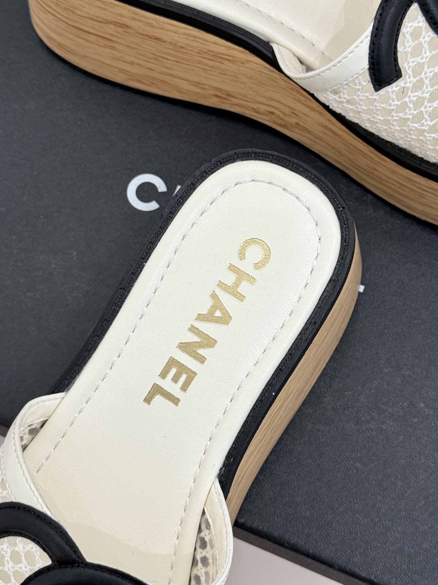 CHANE*｜小香26P新品大双C镂空网面厚底拖鞋是2026春夏轻奢松弛感的标杆。通透网眼鞋面自带呼吸感