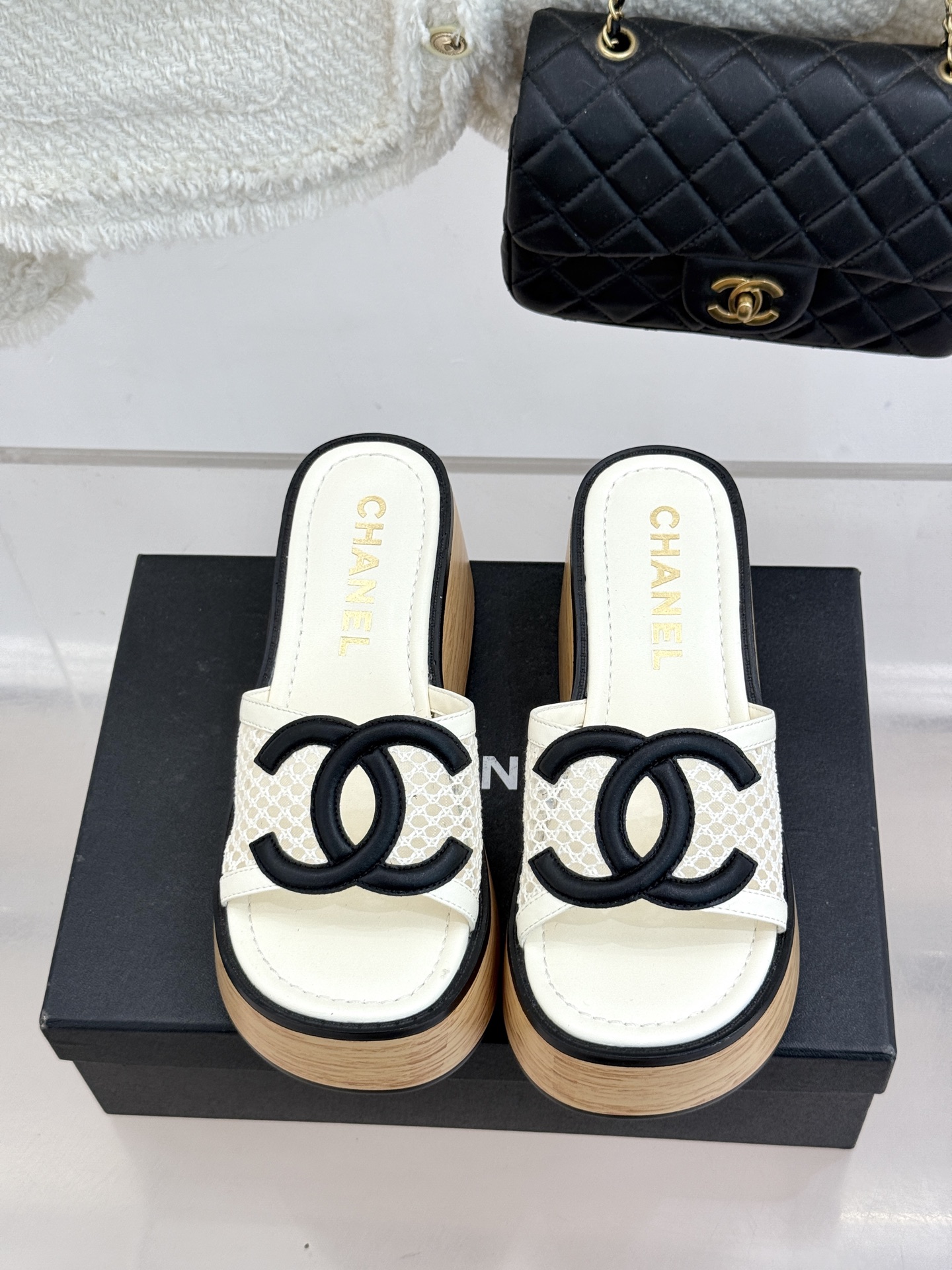 CHANE*｜小香26P新品大双C镂空网面厚底拖鞋是2026春夏轻奢松弛感的标杆。通透网眼鞋面自带呼吸感