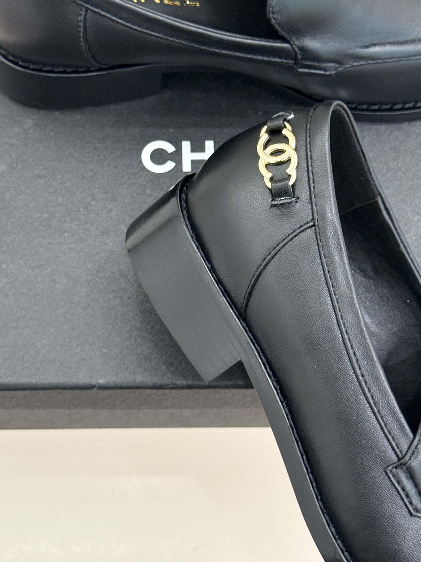 CHANE* ｜小香26P新品英伦风双C乐福凉鞋乐福鞋爱好者绝不能错过‼️这款气质上更中性帅气几分 双C