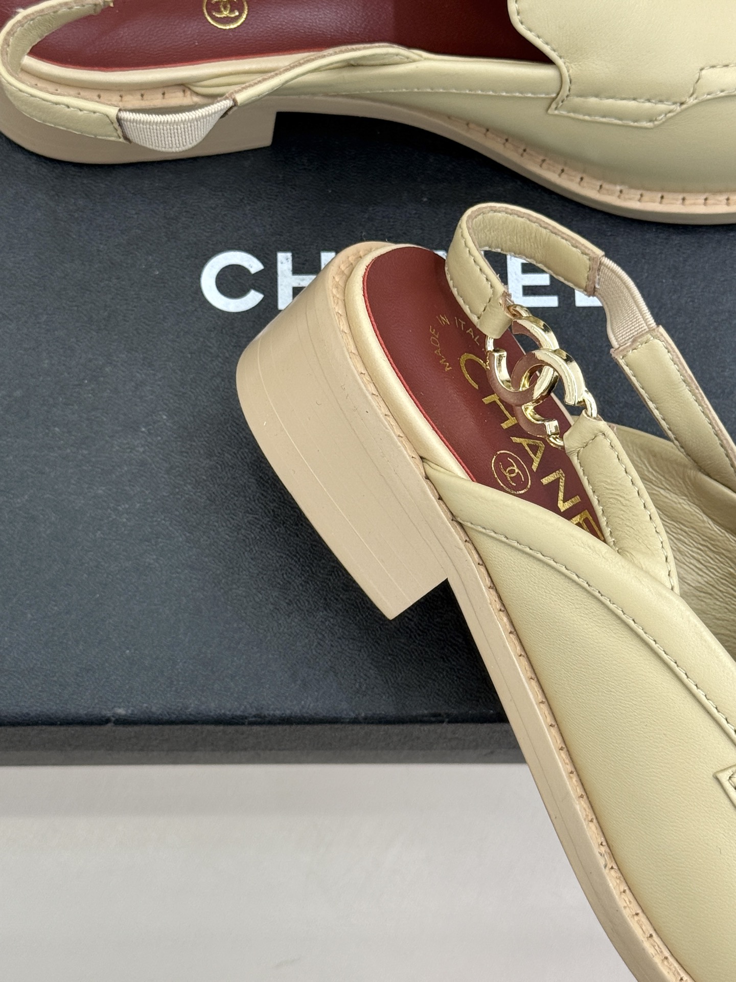 CHANE* ｜小香26P新品英伦风双C乐福凉鞋乐福鞋爱好者绝不能错过‼️这款气质上更中性帅气几分 双C