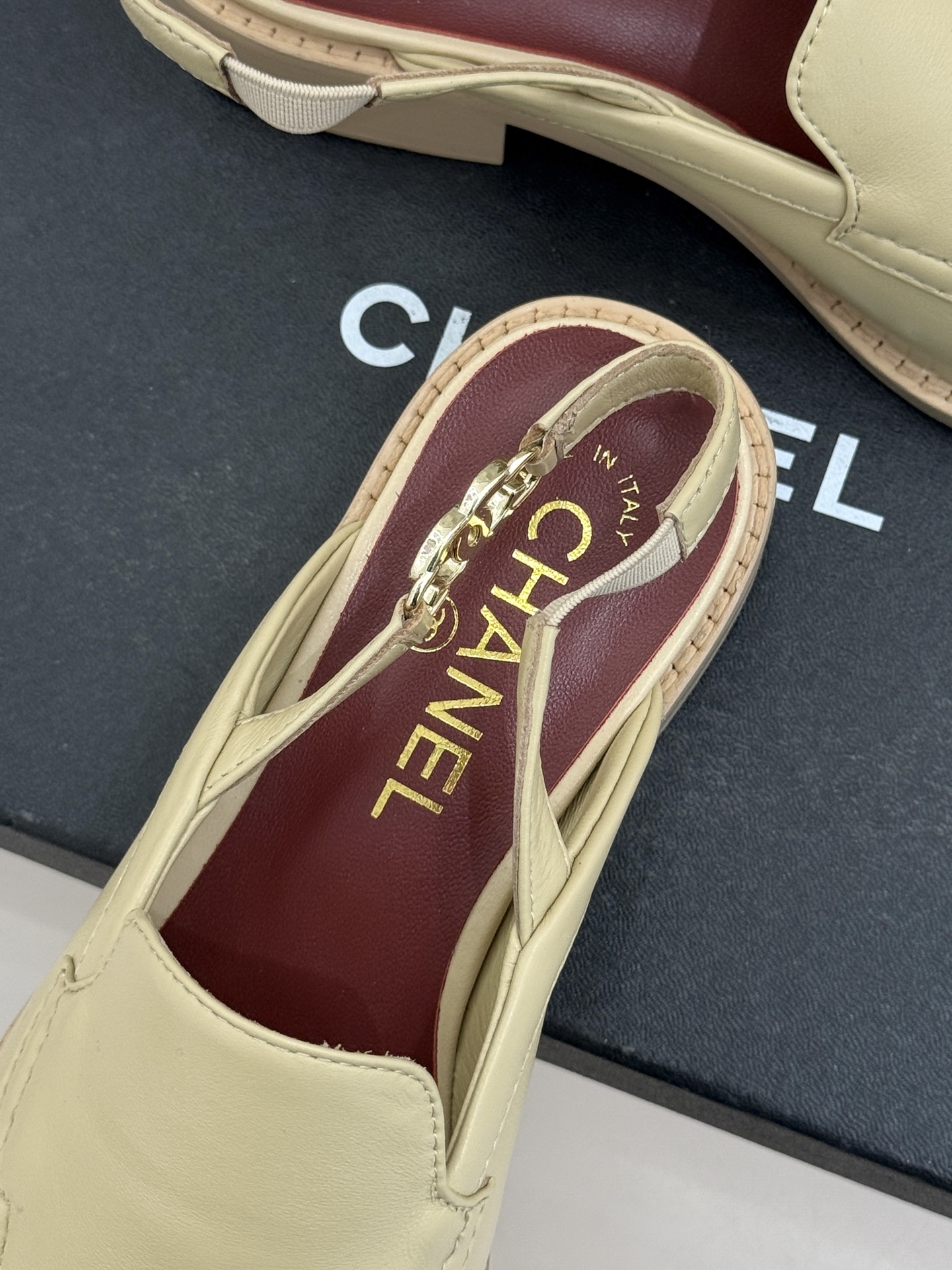 CHANE* ｜小香26P新品英伦风双C乐福凉鞋乐福鞋爱好者绝不能错过‼️这款气质上更中性帅气几分 双C