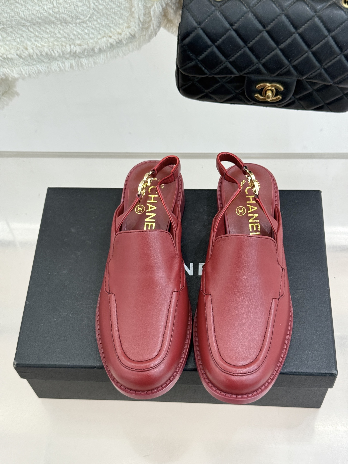 CHANE* ｜小香26P新品英伦风双C乐福凉鞋乐福鞋爱好者绝不能错过‼️这款气质上更中性帅气几分 双C