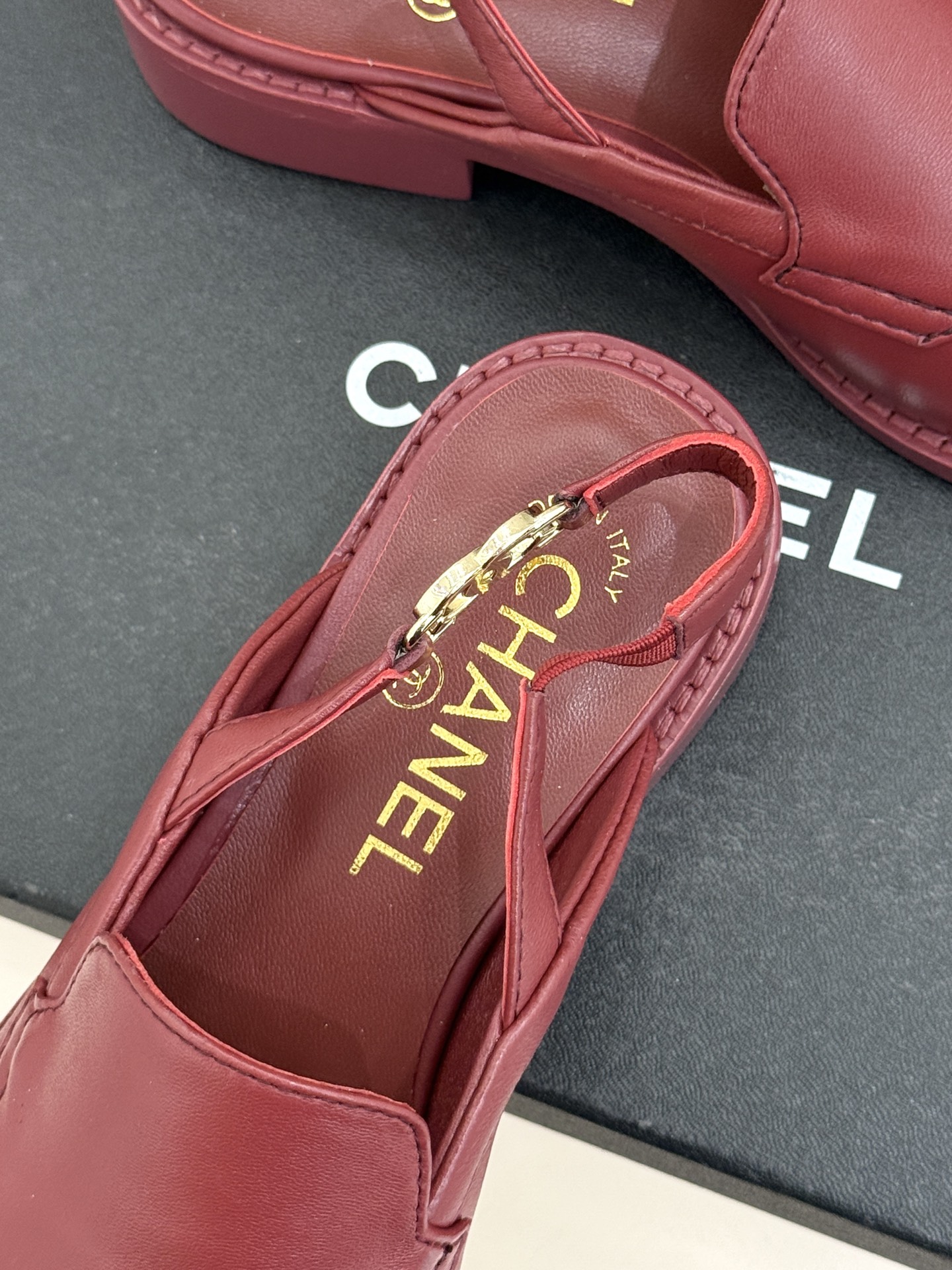 CHANE* ｜小香26P新品英伦风双C乐福凉鞋乐福鞋爱好者绝不能错过‼️这款气质上更中性帅气几分 双C