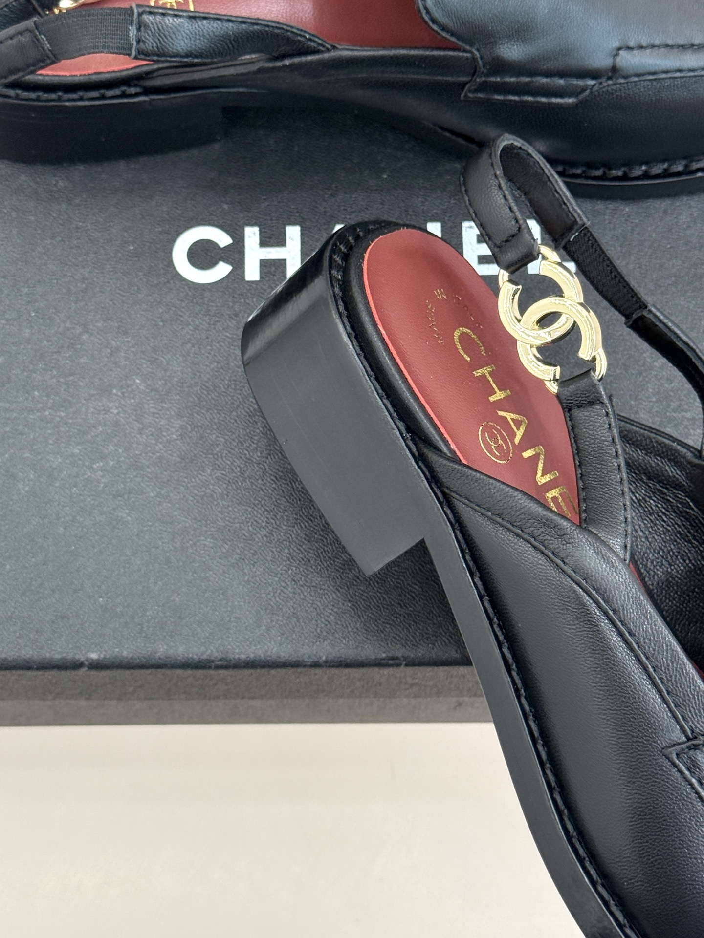 CHANE* ｜小香26P新品英伦风双C乐福凉鞋乐福鞋爱好者绝不能错过‼️这款气质上更中性帅气几分 双C