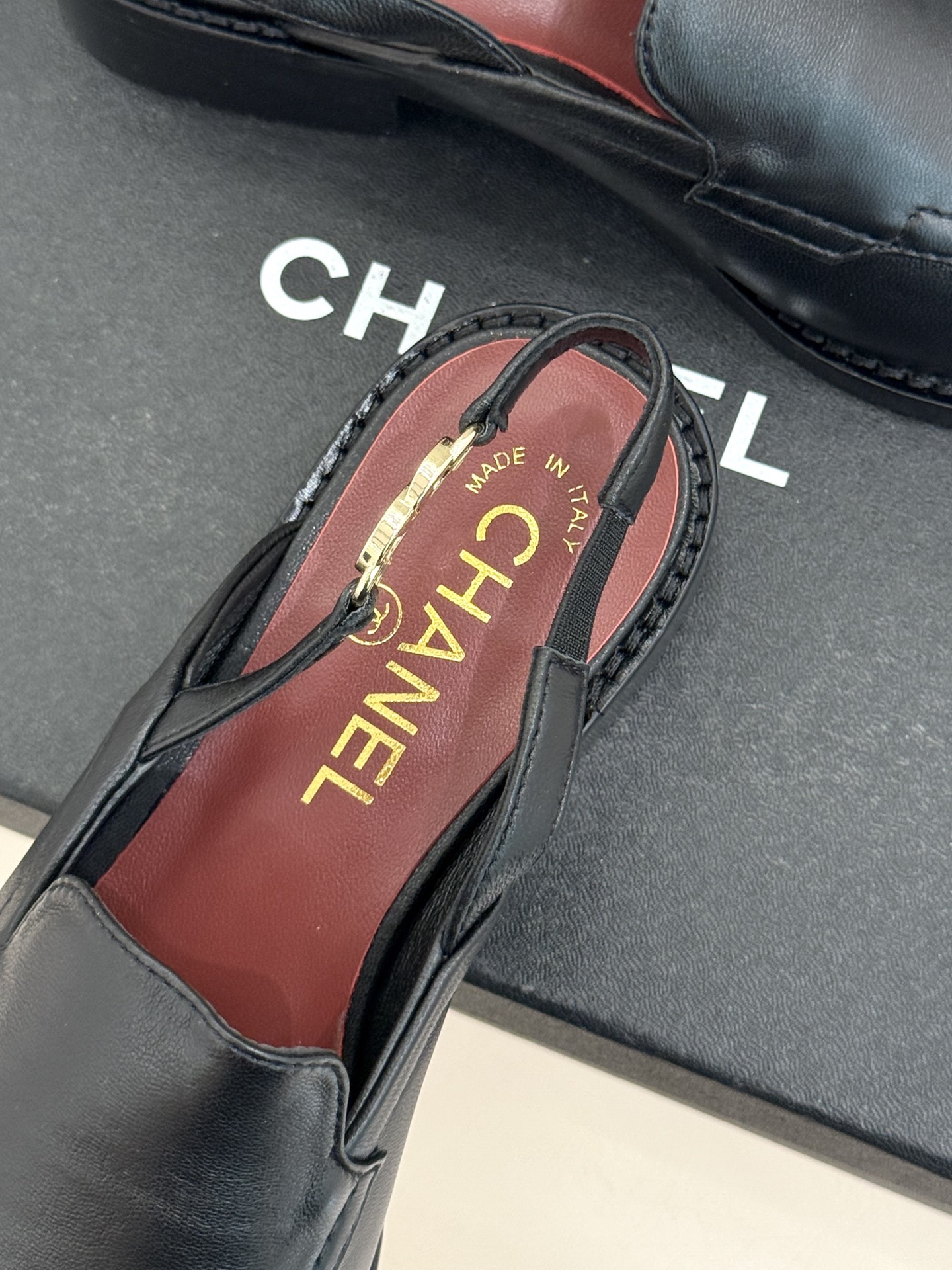 CHANE* ｜小香26P新品英伦风双C乐福凉鞋乐福鞋爱好者绝不能错过‼️这款气质上更中性帅气几分 双C