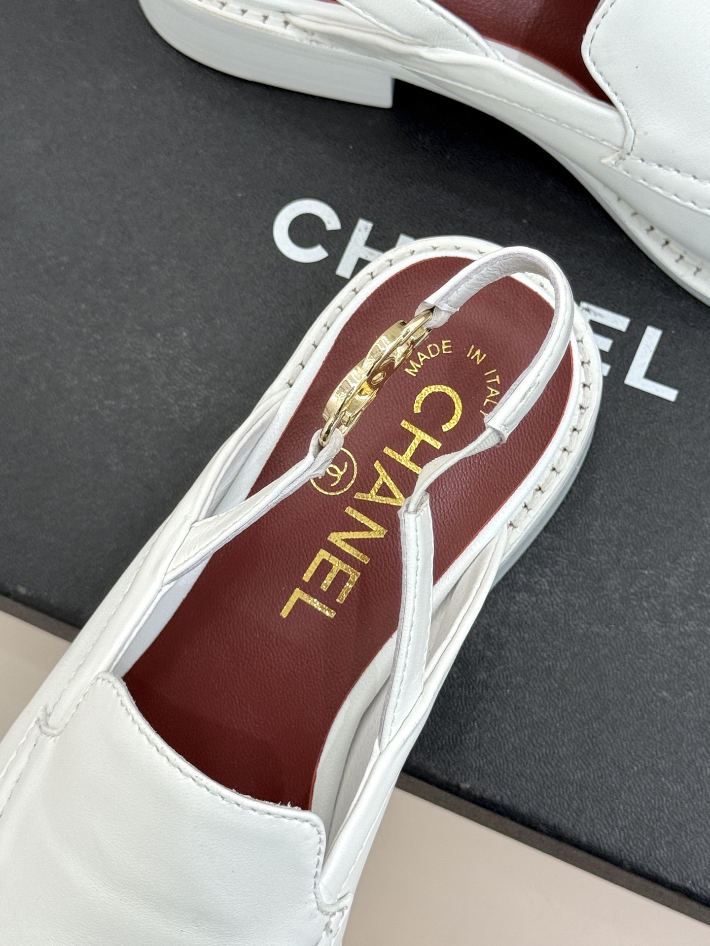 CHANE* ｜小香26P新品英伦风双C乐福凉鞋乐福鞋爱好者绝不能错过‼️这款气质上更中性帅气几分 双C