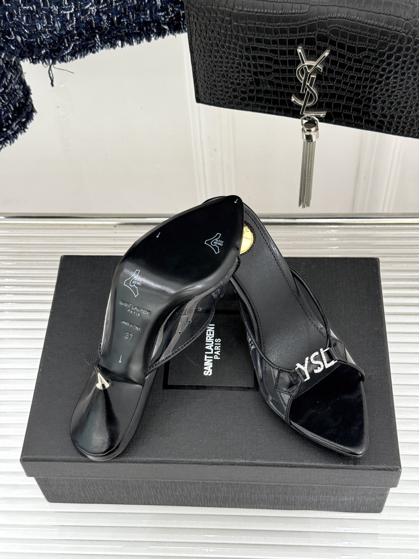 Saint Laurent /圣罗兰YSL26WF新品水钻YSL字母胶片尖头高跟拖鞋是法式性感与轻奢的极