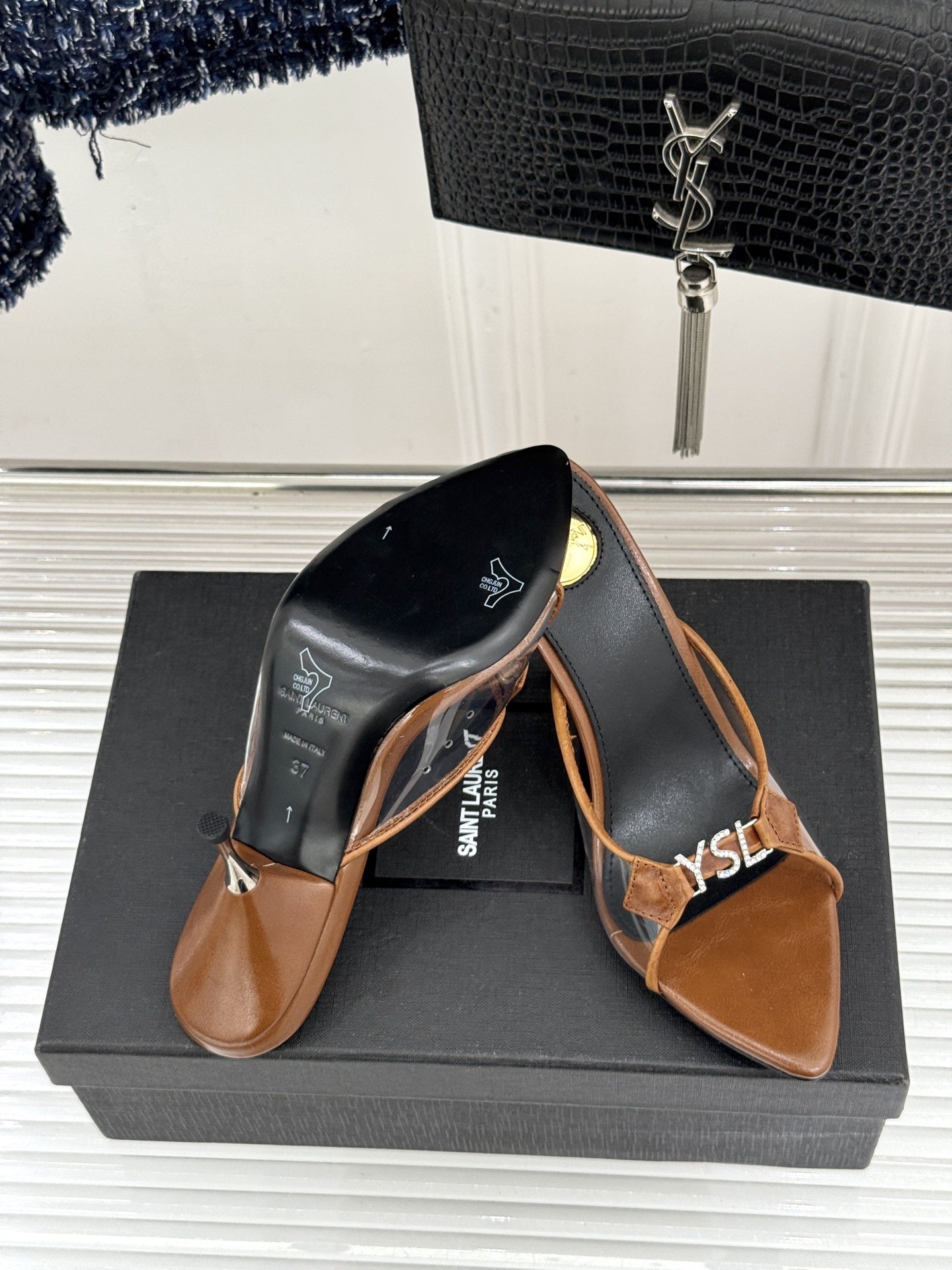 Saint Laurent /圣罗兰YSL26WF新品水钻YSL字母胶片尖头高跟拖鞋是法式性感与轻奢的极