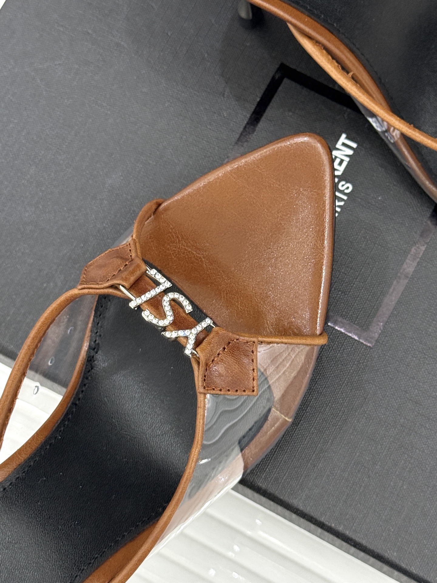 Saint Laurent /圣罗兰YSL26WF新品水钻YSL字母胶片尖头高跟拖鞋是法式性感与轻奢的极