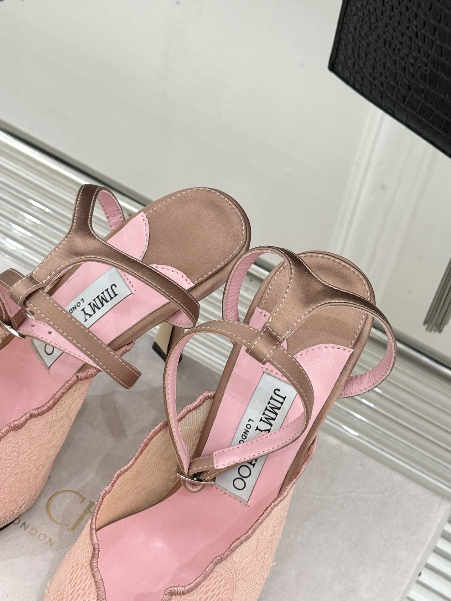 Jimmy Choo/吉米周26WF新品蕾丝金属头高跟凉鞋承袭品牌30年英伦奢雅基因这款凉鞋解锁现代女性