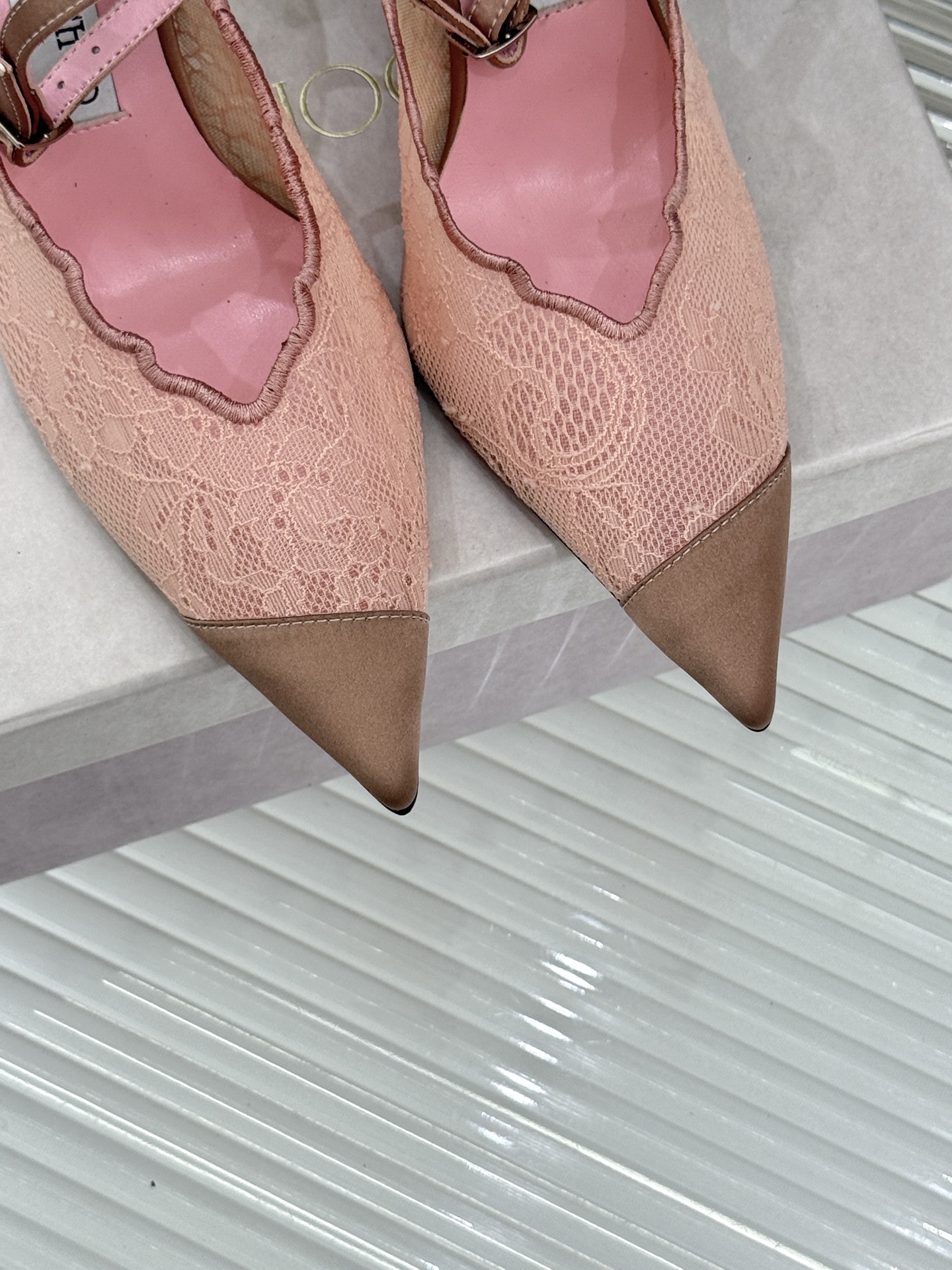 Jimmy Choo/吉米周26WF新品蕾丝金属头高跟凉鞋承袭品牌30年英伦奢雅基因这款凉鞋解锁现代女性