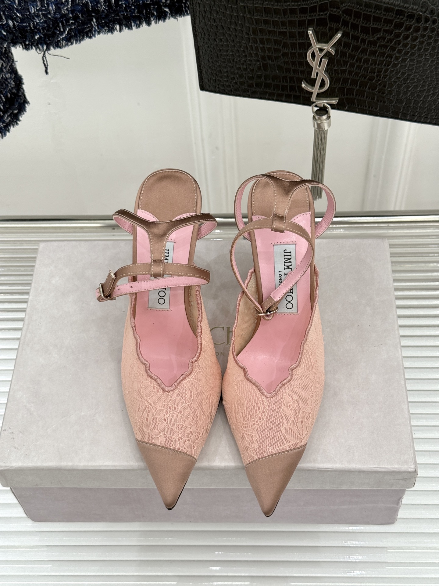 Jimmy Choo/吉米周26WF新品蕾丝金属头高跟凉鞋承袭品牌30年英伦奢雅基因这款凉鞋解锁现代女性