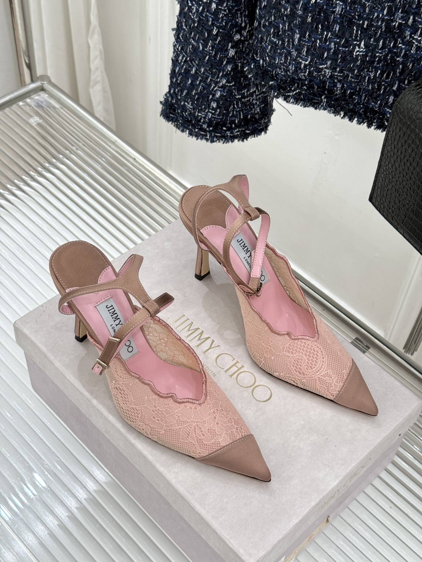 Jimmy Choo/吉米周26WF新品蕾丝金属头高跟凉鞋承袭品牌30年英伦奢雅基因这款凉鞋解锁现代女性