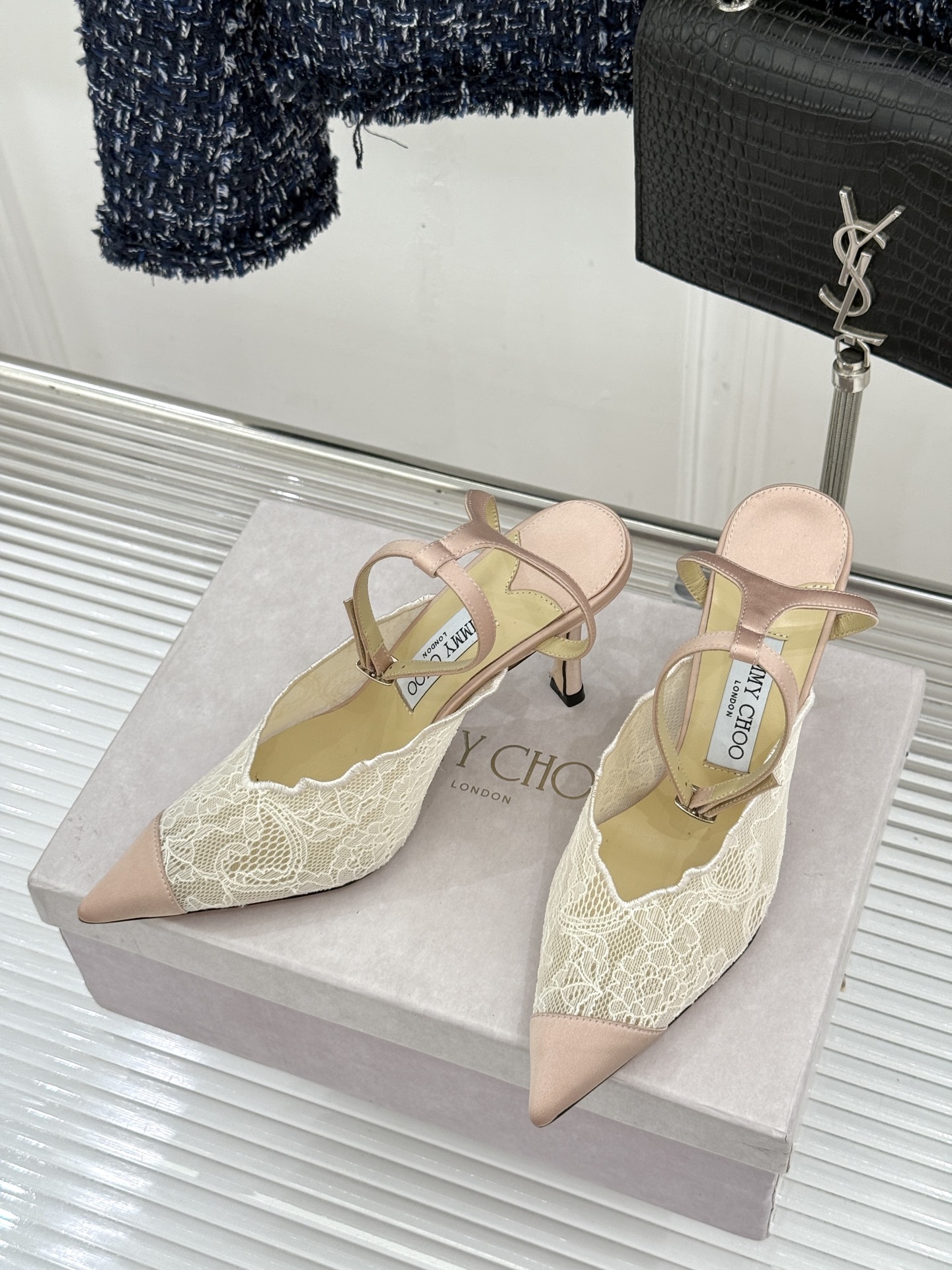 Jimmy Choo/吉米周26WF新品蕾丝金属头高跟凉鞋承袭品牌30年英伦奢雅基因这款凉鞋解锁现代女性