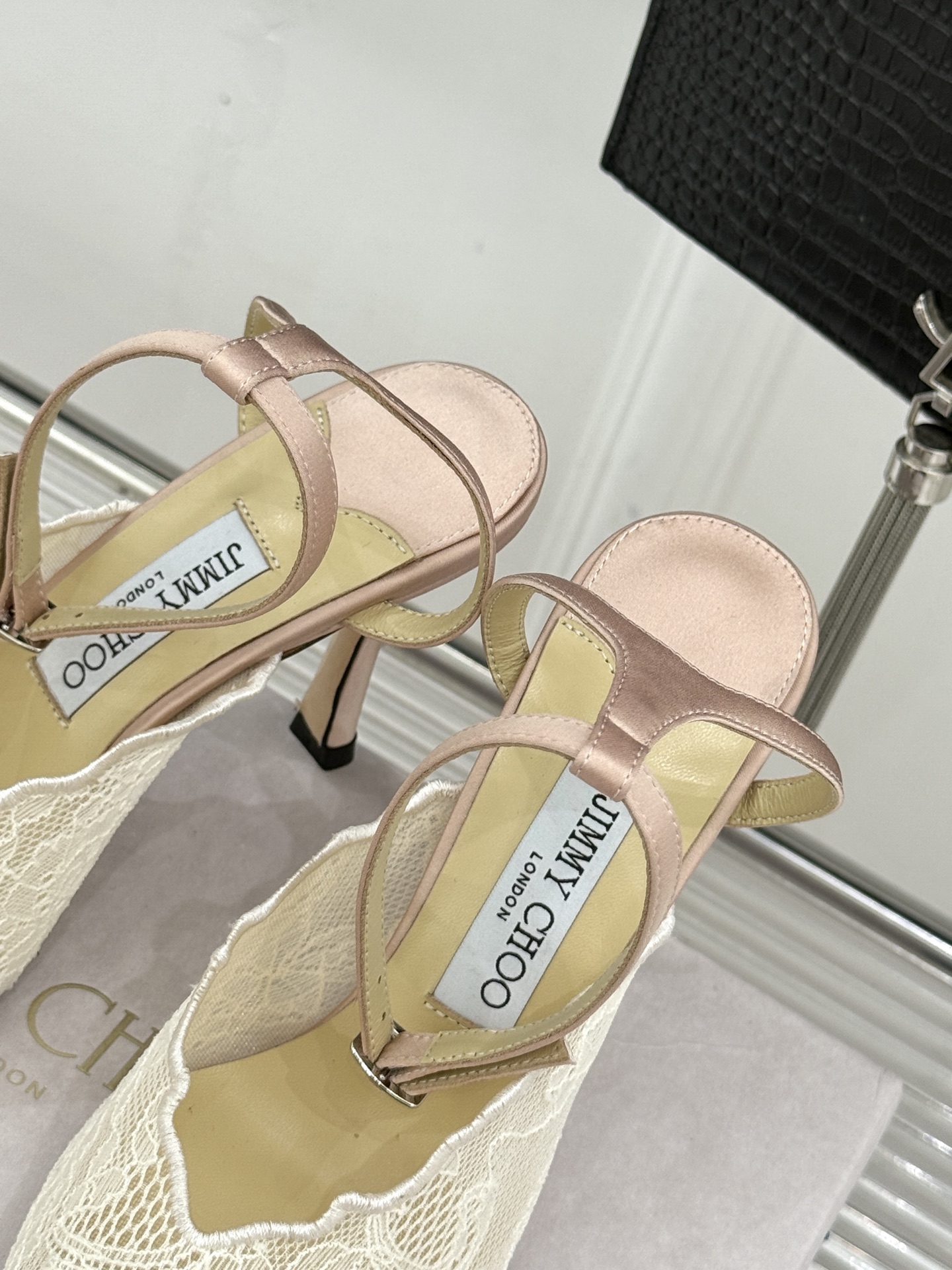 Jimmy Choo/吉米周26WF新品蕾丝金属头高跟凉鞋承袭品牌30年英伦奢雅基因这款凉鞋解锁现代女性