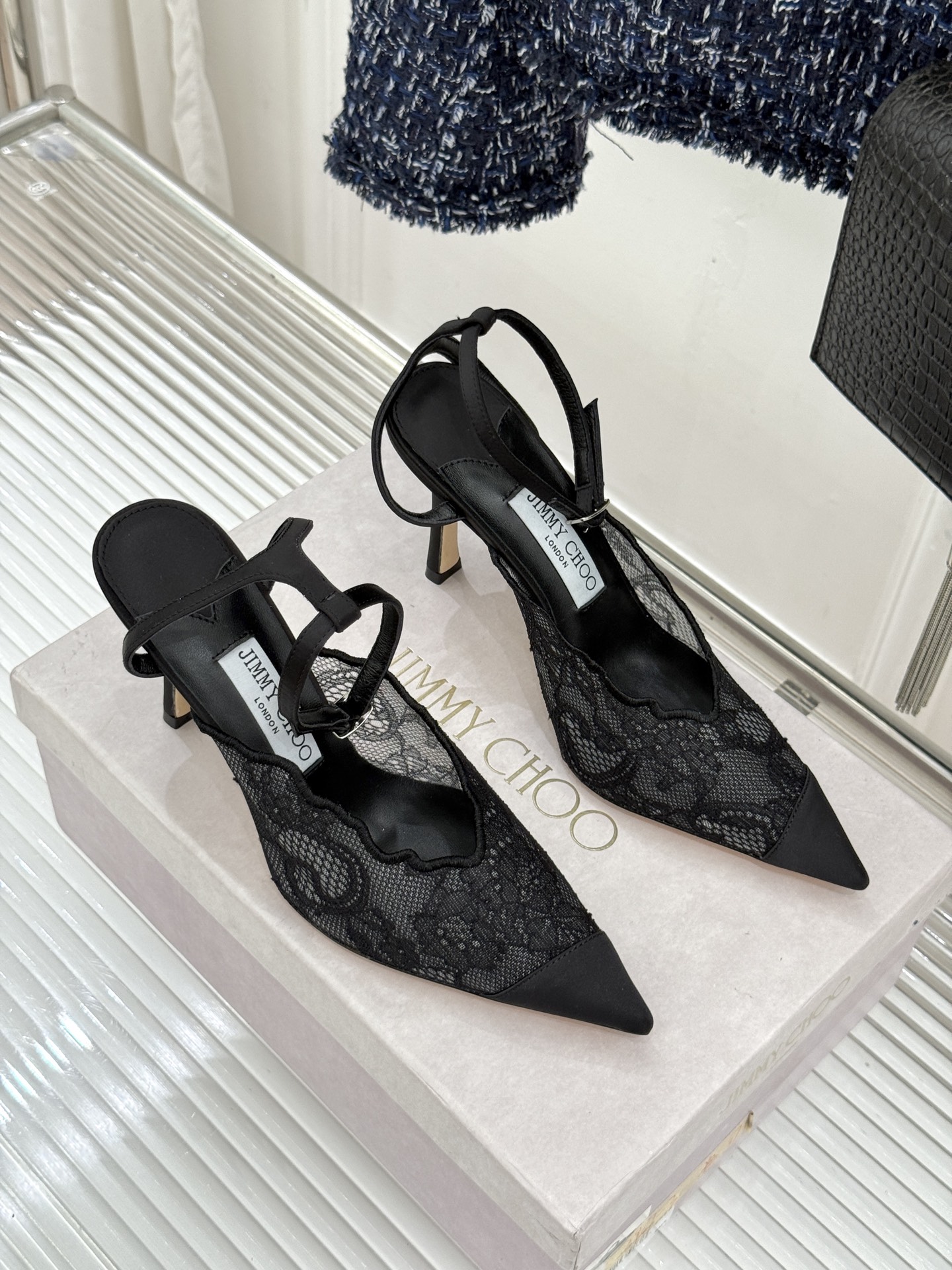 Jimmy Choo/吉米周26WF新品蕾丝金属头高跟凉鞋承袭品牌30年英伦奢雅基因这款凉鞋解锁现代女性