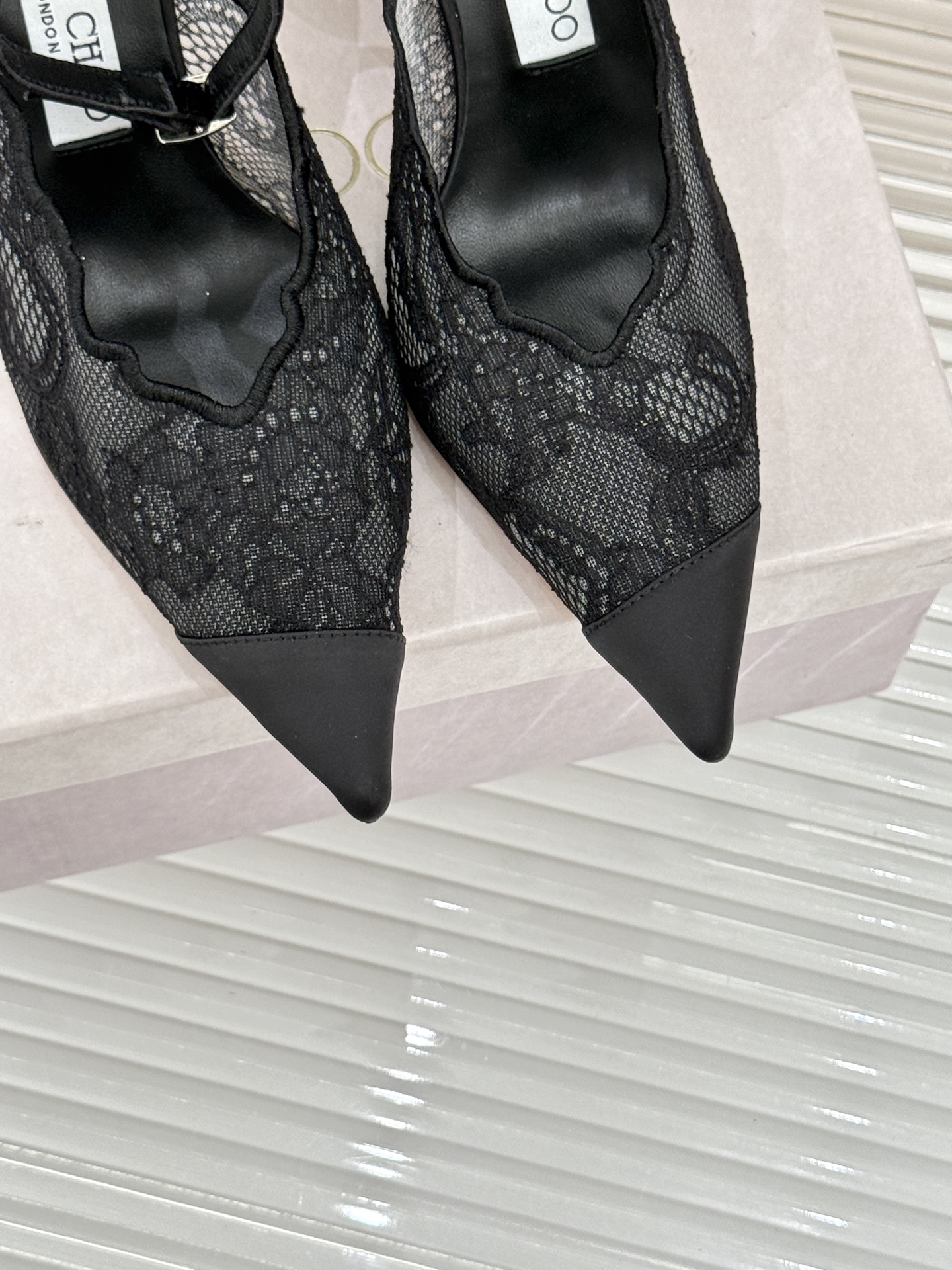 Jimmy Choo/吉米周26WF新品蕾丝金属头高跟凉鞋承袭品牌30年英伦奢雅基因这款凉鞋解锁现代女性