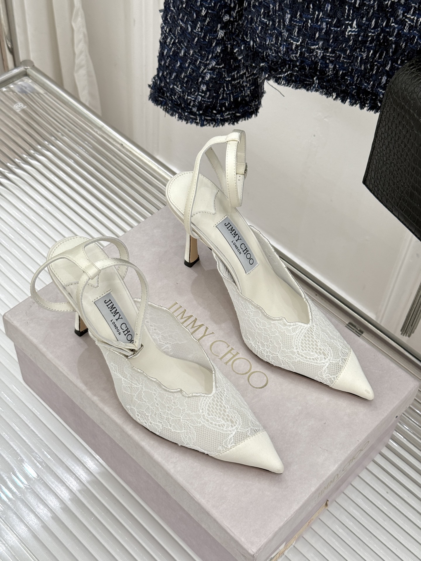 Jimmy Choo/吉米周26WF新品蕾丝金属头高跟凉鞋承袭品牌30年英伦奢雅基因这款凉鞋解锁现代女性