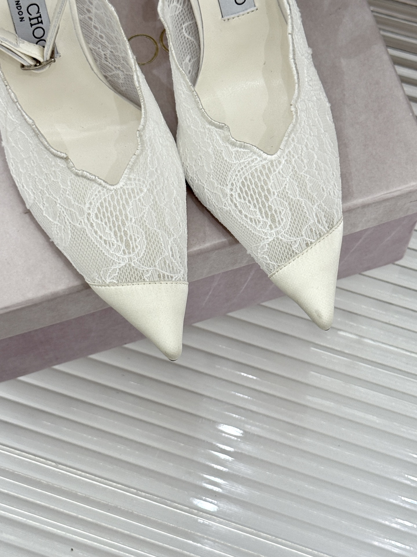 Jimmy Choo/吉米周26WF新品蕾丝金属头高跟凉鞋承袭品牌30年英伦奢雅基因这款凉鞋解锁现代女性