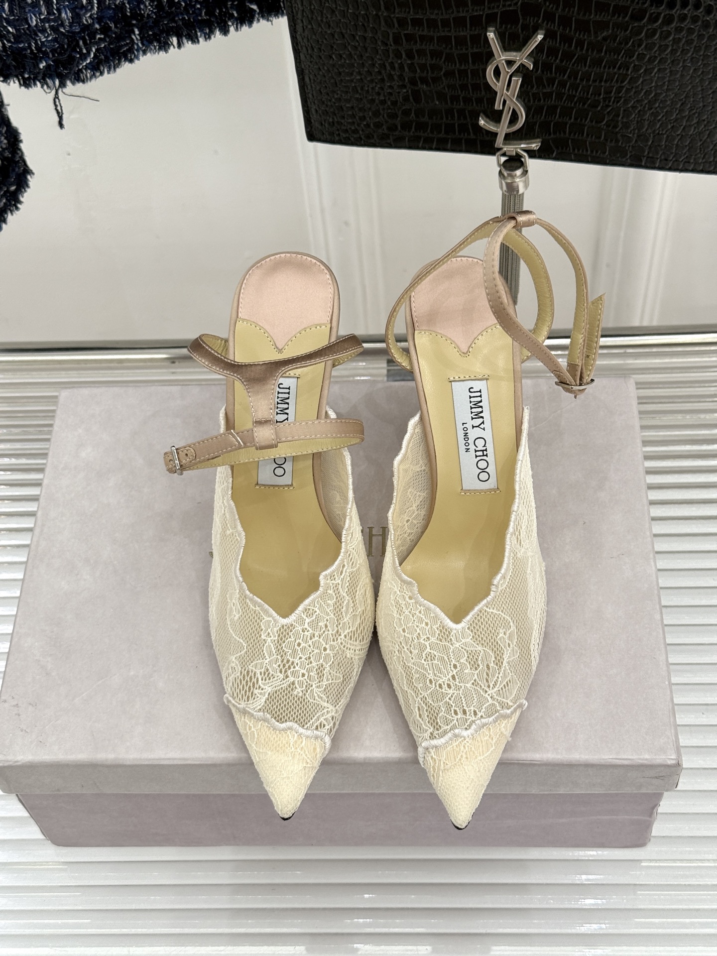 Jimmy Choo/吉米周26WF新品蕾丝金属头高跟凉鞋承袭品牌30年英伦奢雅基因这款凉鞋解锁现代女性