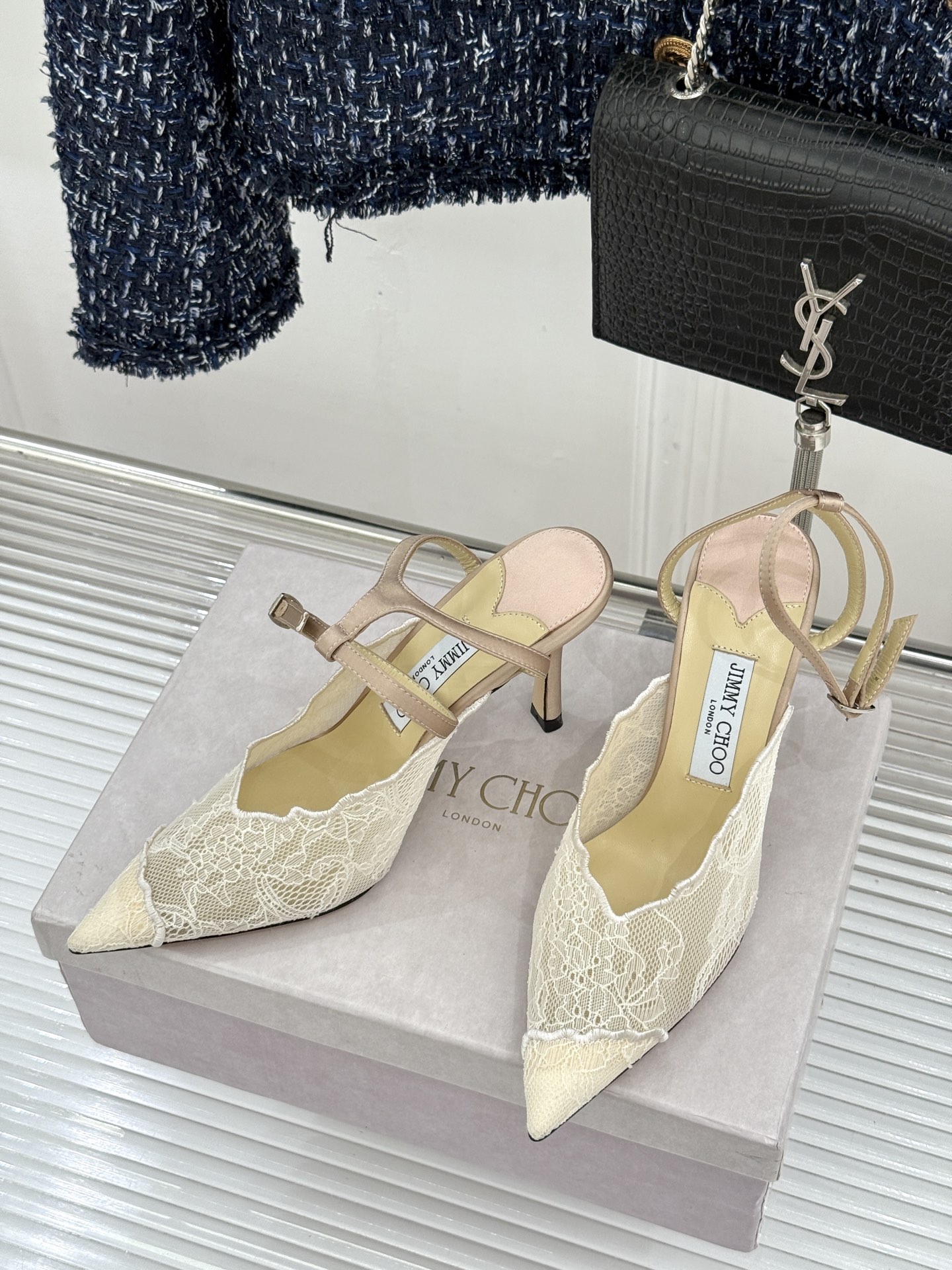 Jimmy Choo/吉米周26WF新品蕾丝金属头高跟凉鞋承袭品牌30年英伦奢雅基因这款凉鞋解锁现代女性