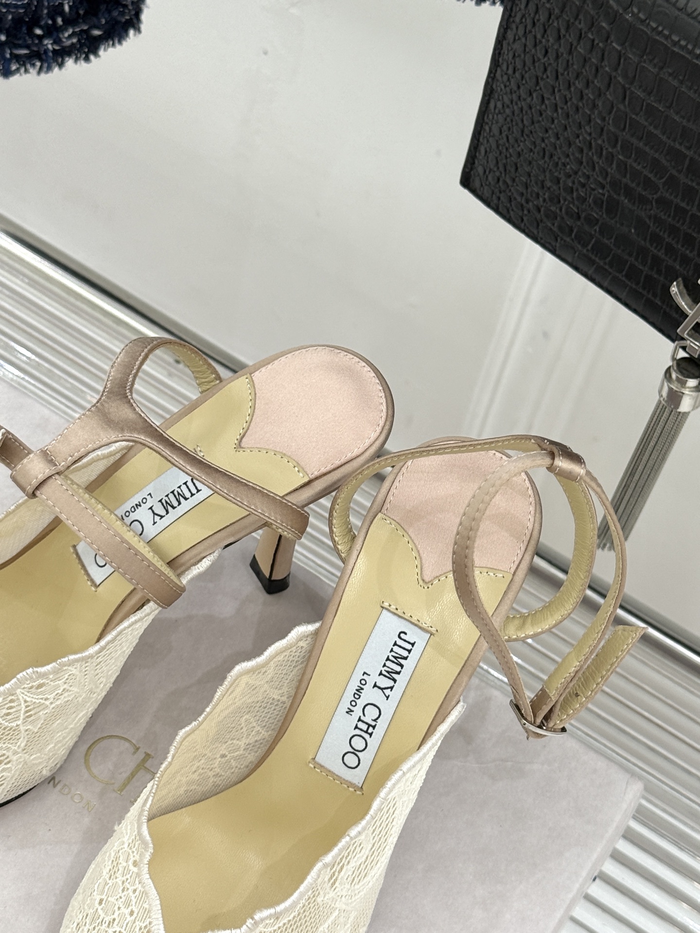 Jimmy Choo/吉米周26WF新品蕾丝金属头高跟凉鞋承袭品牌30年英伦奢雅基因这款凉鞋解锁现代女性