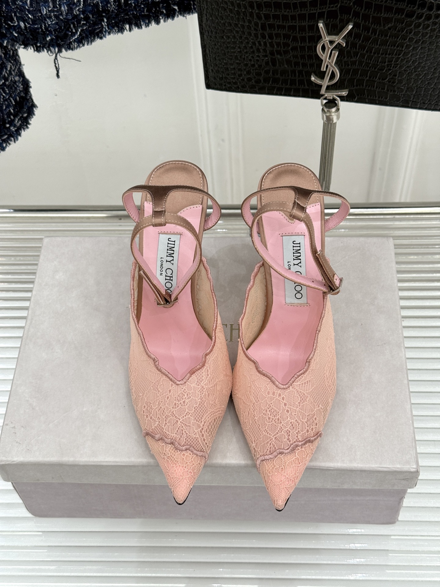 Jimmy Choo/吉米周26WF新品蕾丝金属头高跟凉鞋承袭品牌30年英伦奢雅基因这款凉鞋解锁现代女性