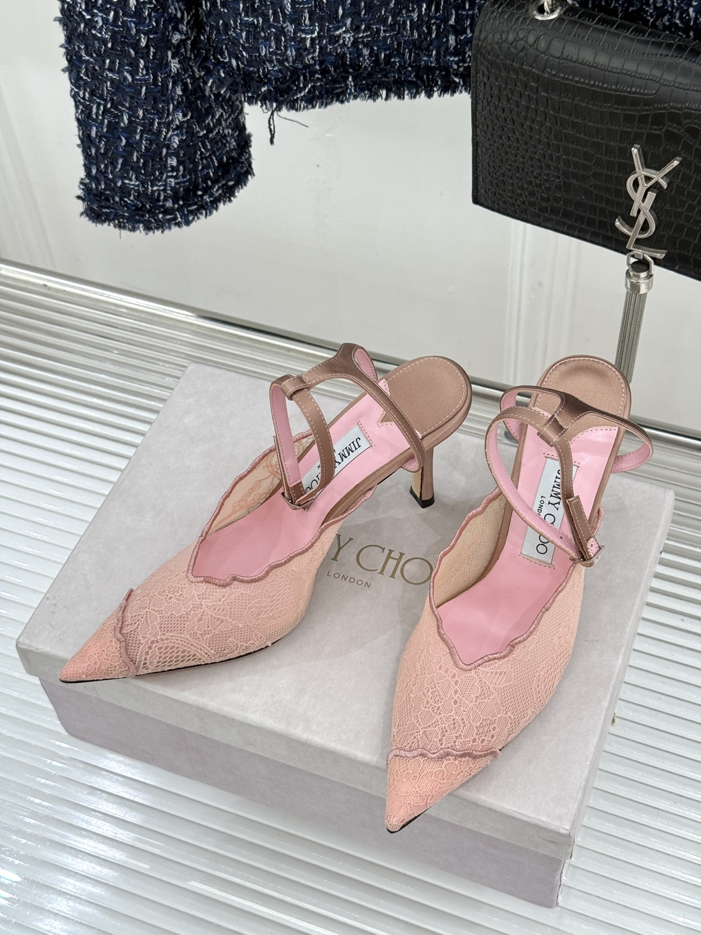 Jimmy Choo/吉米周26WF新品蕾丝金属头高跟凉鞋承袭品牌30年英伦奢雅基因这款凉鞋解锁现代女性