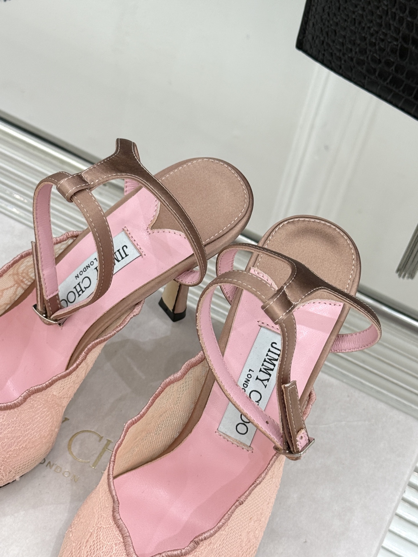 Jimmy Choo/吉米周26WF新品蕾丝金属头高跟凉鞋承袭品牌30年英伦奢雅基因这款凉鞋解锁现代女性