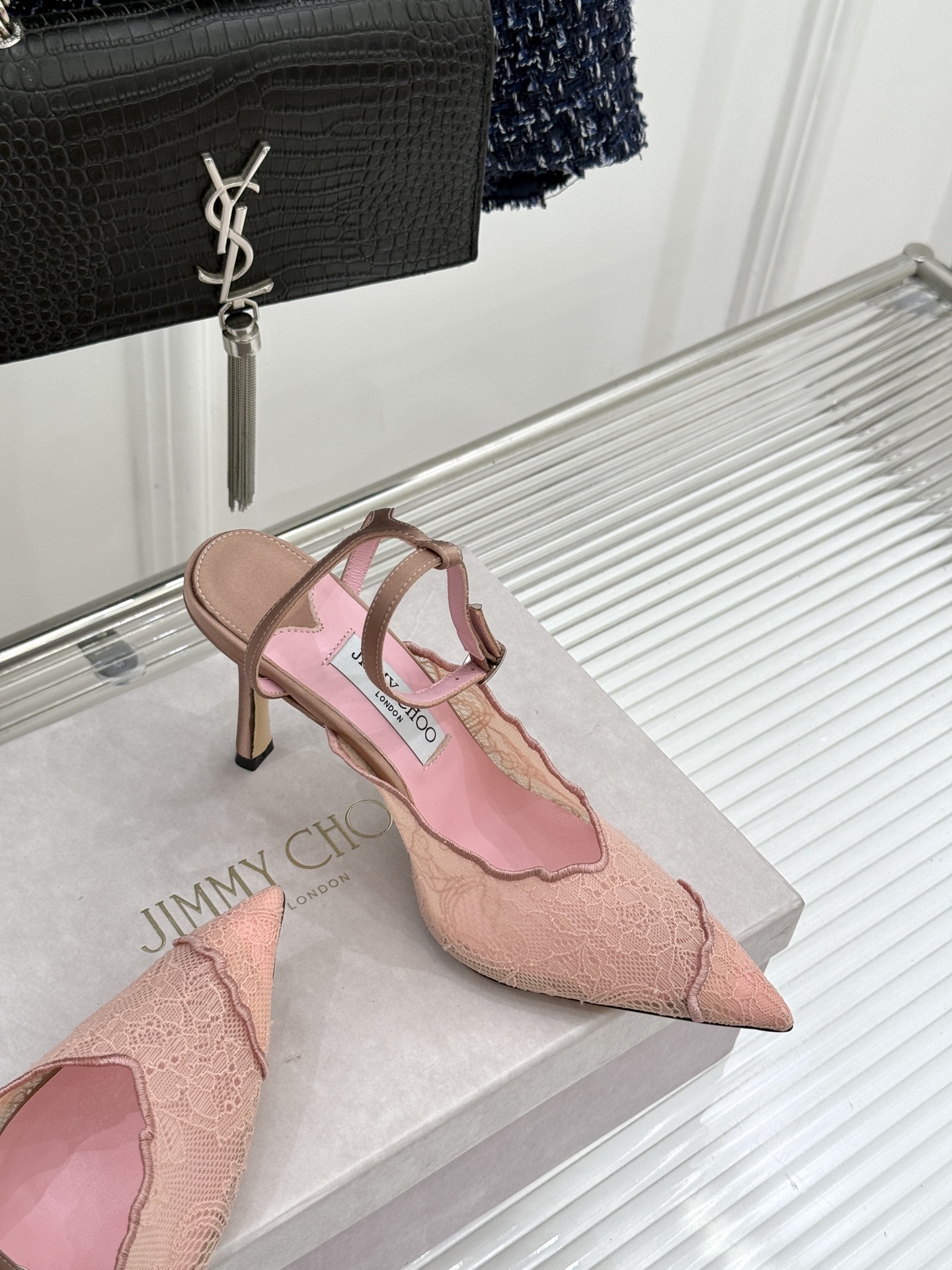 Jimmy Choo/吉米周26WF新品蕾丝金属头高跟凉鞋承袭品牌30年英伦奢雅基因这款凉鞋解锁现代女性