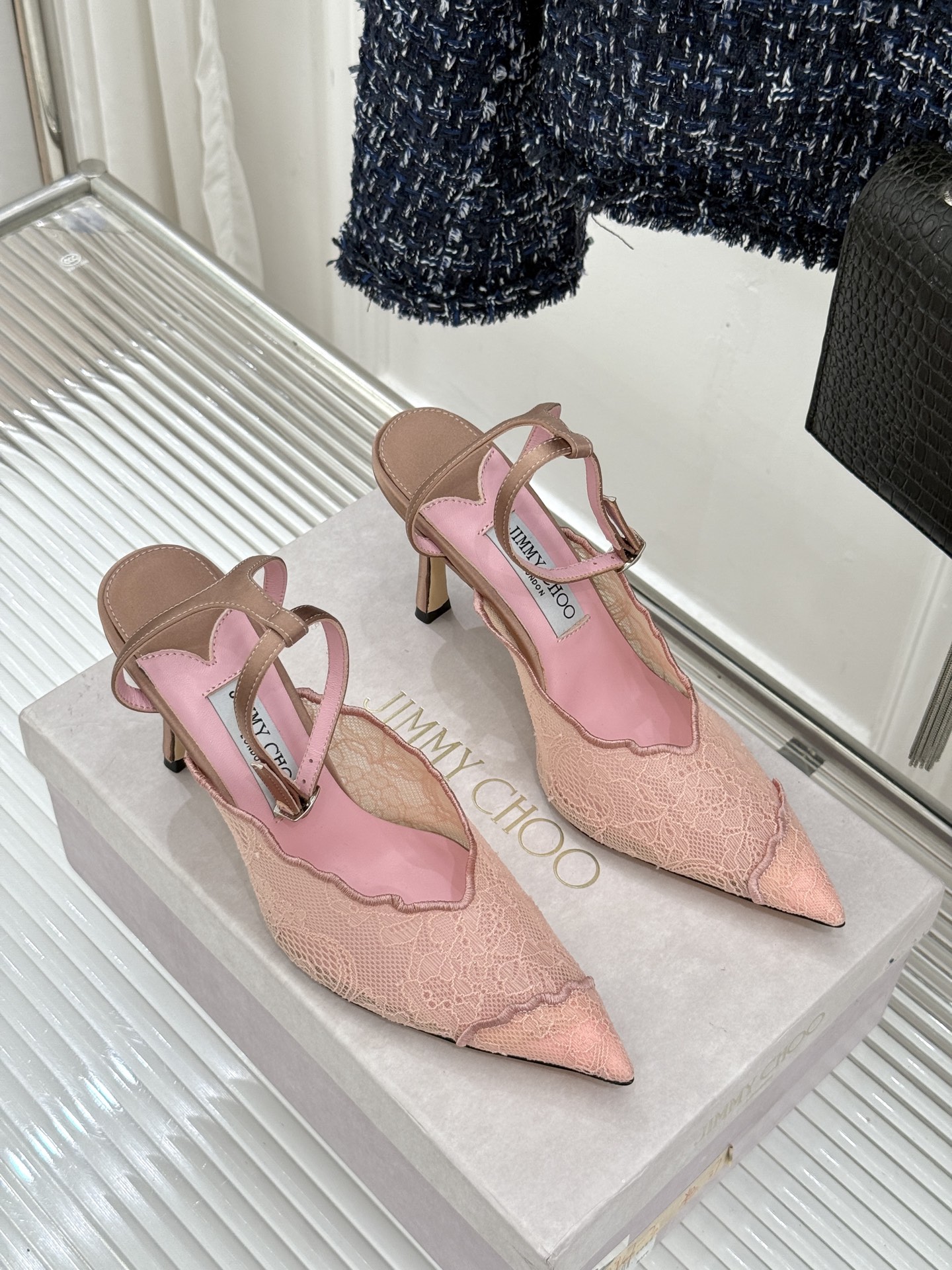 Jimmy Choo/吉米周26WF新品蕾丝金属头高跟凉鞋承袭品牌30年英伦奢雅基因这款凉鞋解锁现代女性