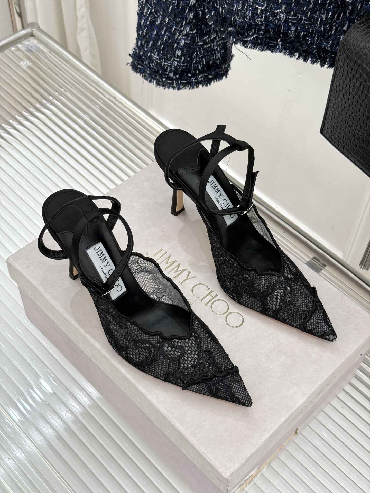 Jimmy Choo/吉米周26WF新品蕾丝金属头高跟凉鞋承袭品牌30年英伦奢雅基因这款凉鞋解锁现代女性