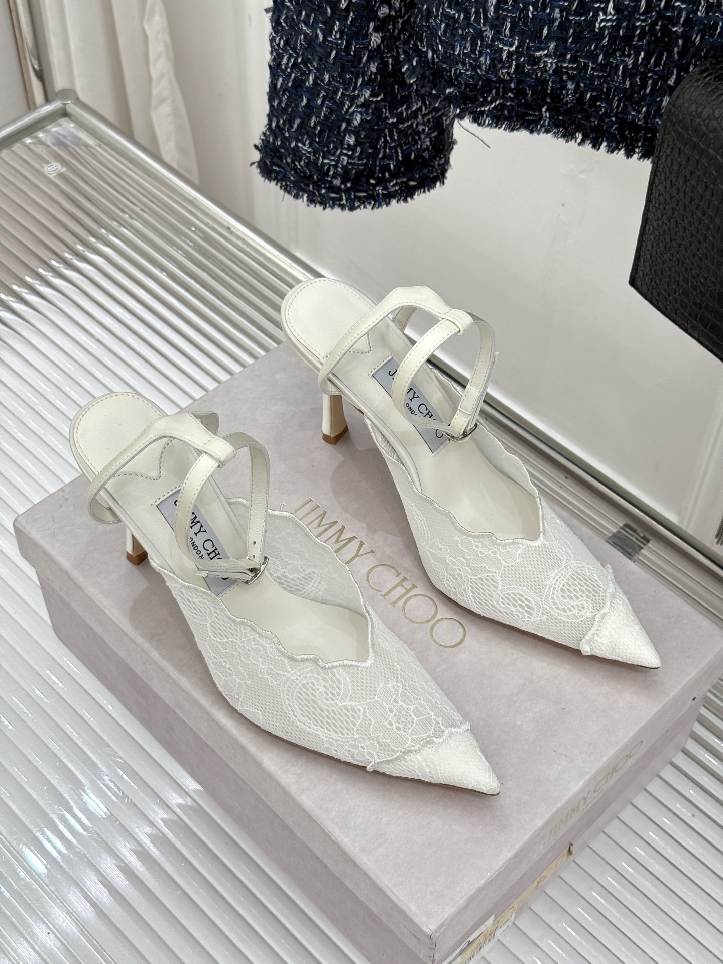 Jimmy Choo/吉米周26WF新品蕾丝金属头高跟凉鞋承袭品牌30年英伦奢雅基因这款凉鞋解锁现代女性