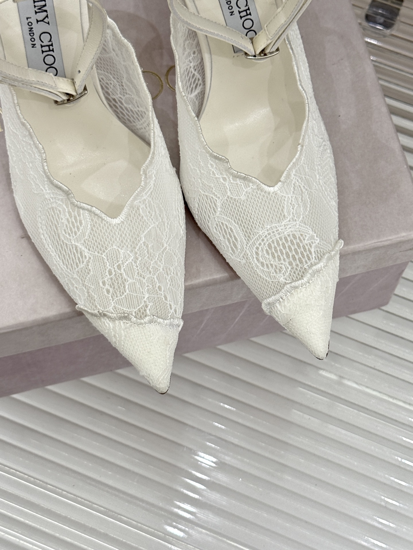 Jimmy Choo/吉米周26WF新品蕾丝金属头高跟凉鞋承袭品牌30年英伦奢雅基因这款凉鞋解锁现代女性