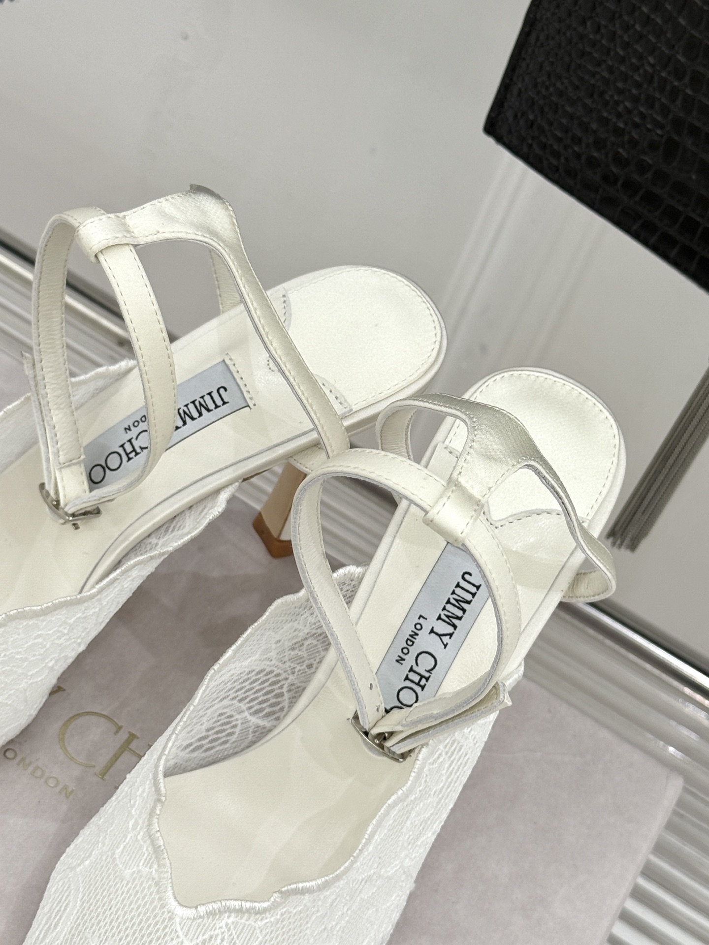 Jimmy Choo/吉米周26WF新品蕾丝金属头高跟凉鞋承袭品牌30年英伦奢雅基因这款凉鞋解锁现代女性