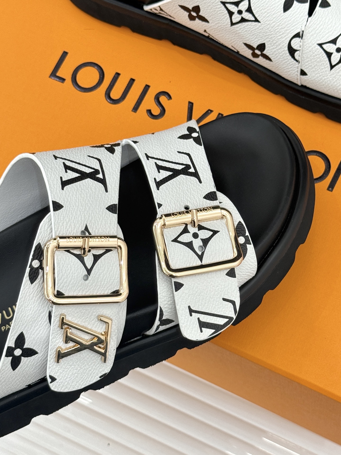 L*V驴牌经典情侣款老花懒人拖鞋这款真的人有钱人的拖鞋啊一看就很贵 而且不撞款呆萌的鞋型 对脚宽的宝宝很