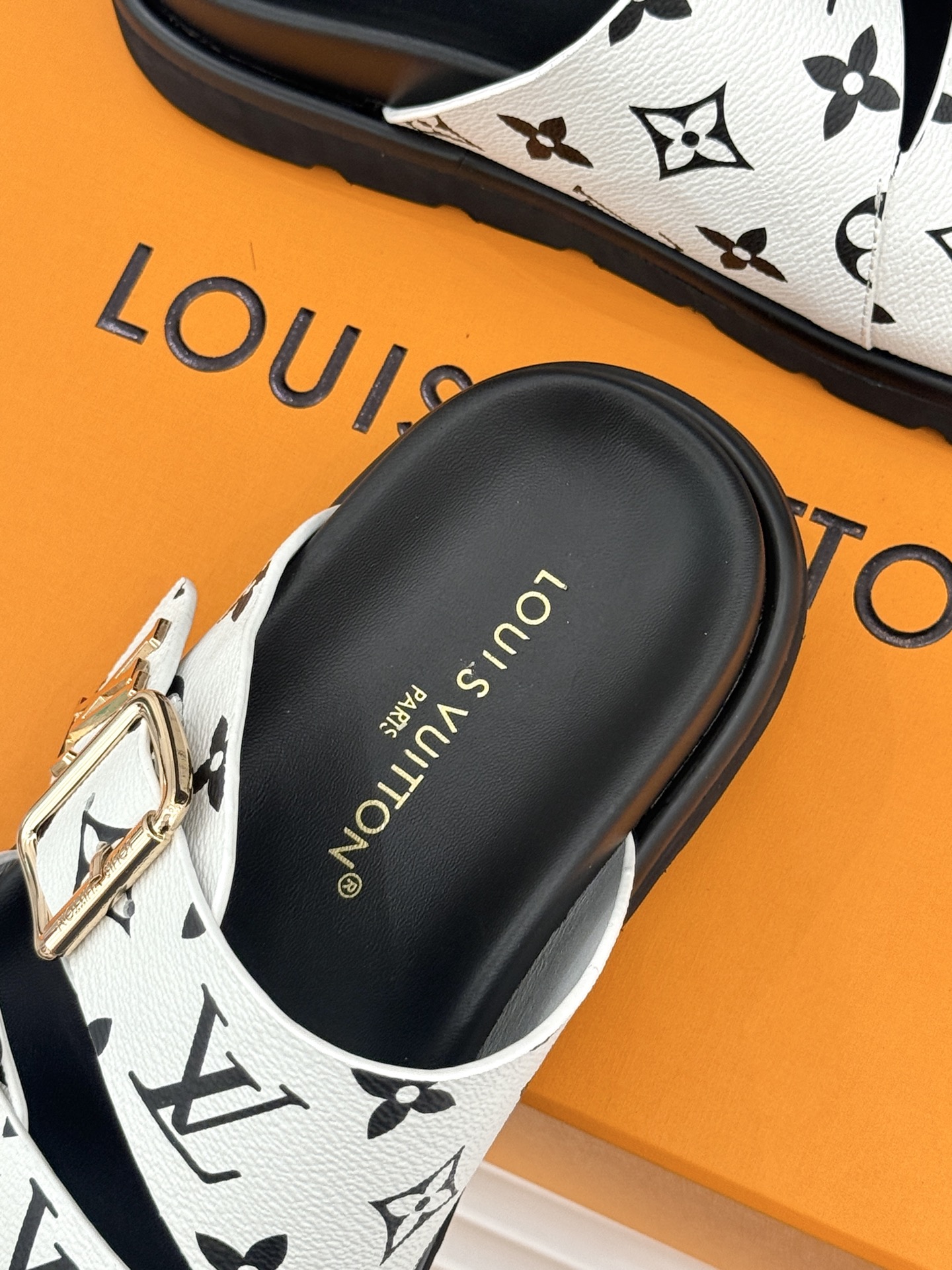 L*V驴牌经典情侣款老花懒人拖鞋这款真的人有钱人的拖鞋啊一看就很贵 而且不撞款呆萌的鞋型 对脚宽的宝宝很