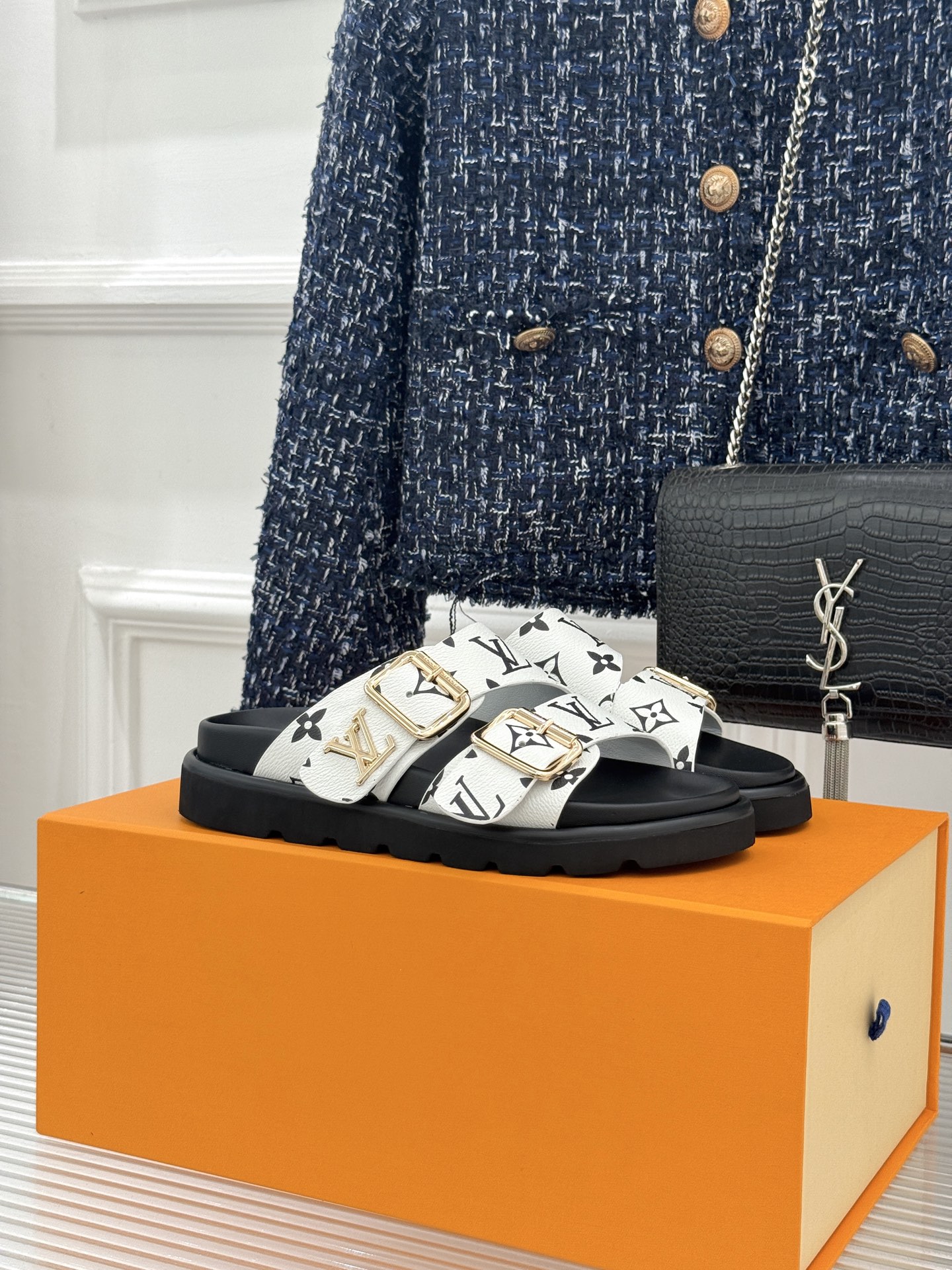 L*V驴牌经典情侣款老花懒人拖鞋这款真的人有钱人的拖鞋啊一看就很贵 而且不撞款呆萌的鞋型 对脚宽的宝宝很