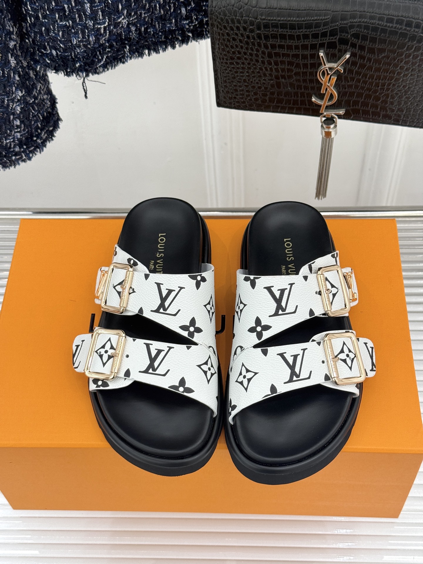 L*V驴牌经典情侣款老花懒人拖鞋这款真的人有钱人的拖鞋啊一看就很贵 而且不撞款呆萌的鞋型 对脚宽的宝宝很