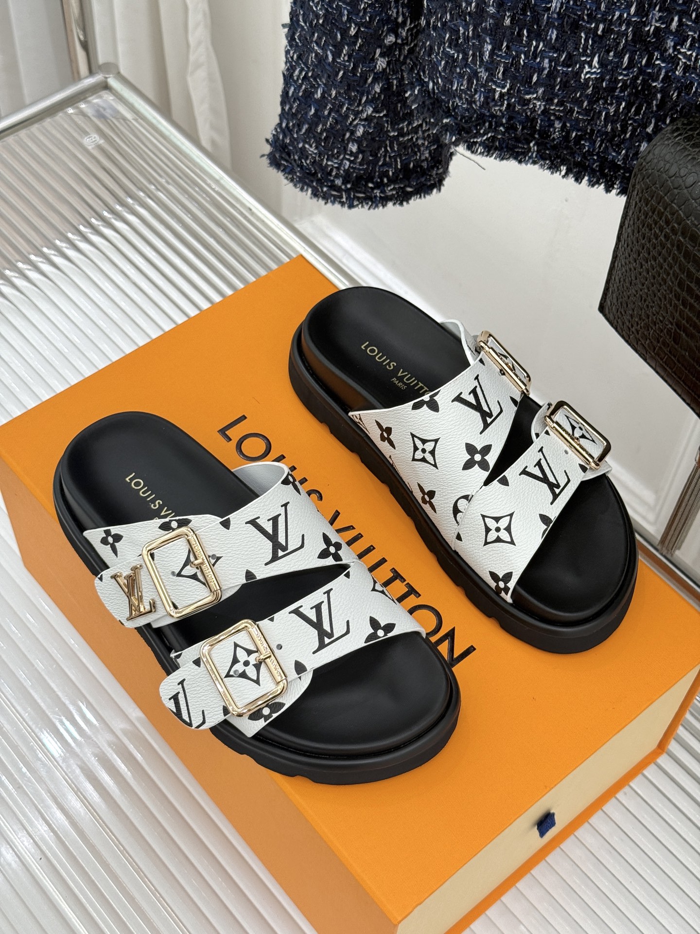 L*V驴牌经典情侣款老花懒人拖鞋这款真的人有钱人的拖鞋啊一看就很贵 而且不撞款呆萌的鞋型 对脚宽的宝宝很