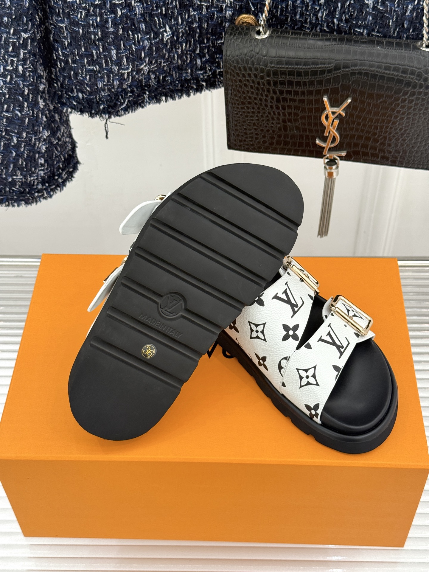 L*V驴牌经典情侣款老花懒人拖鞋这款真的人有钱人的拖鞋啊一看就很贵 而且不撞款呆萌的鞋型 对脚宽的宝宝很