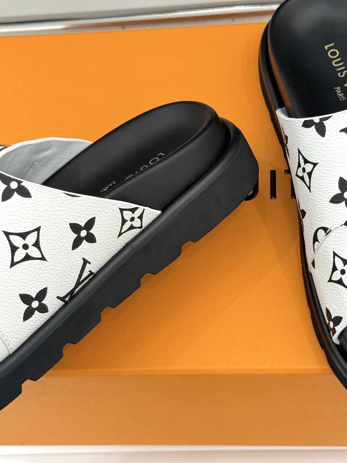 L*V驴牌经典情侣款老花懒人拖鞋这款真的人有钱人的拖鞋啊一看就很贵 而且不撞款呆萌的鞋型 对脚宽的宝宝很