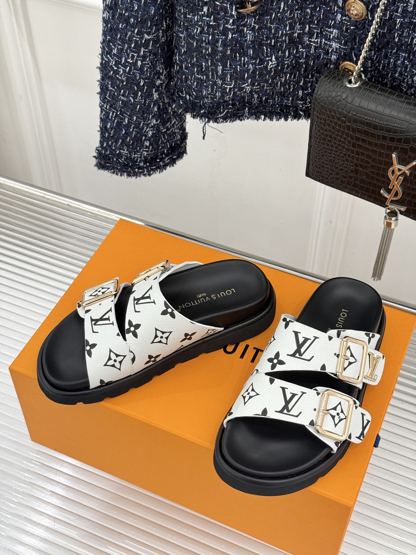 L*V驴牌经典情侣款老花懒人拖鞋这款真的人有钱人的拖鞋啊一看就很贵 而且不撞款呆萌的鞋型 对脚宽的宝宝很