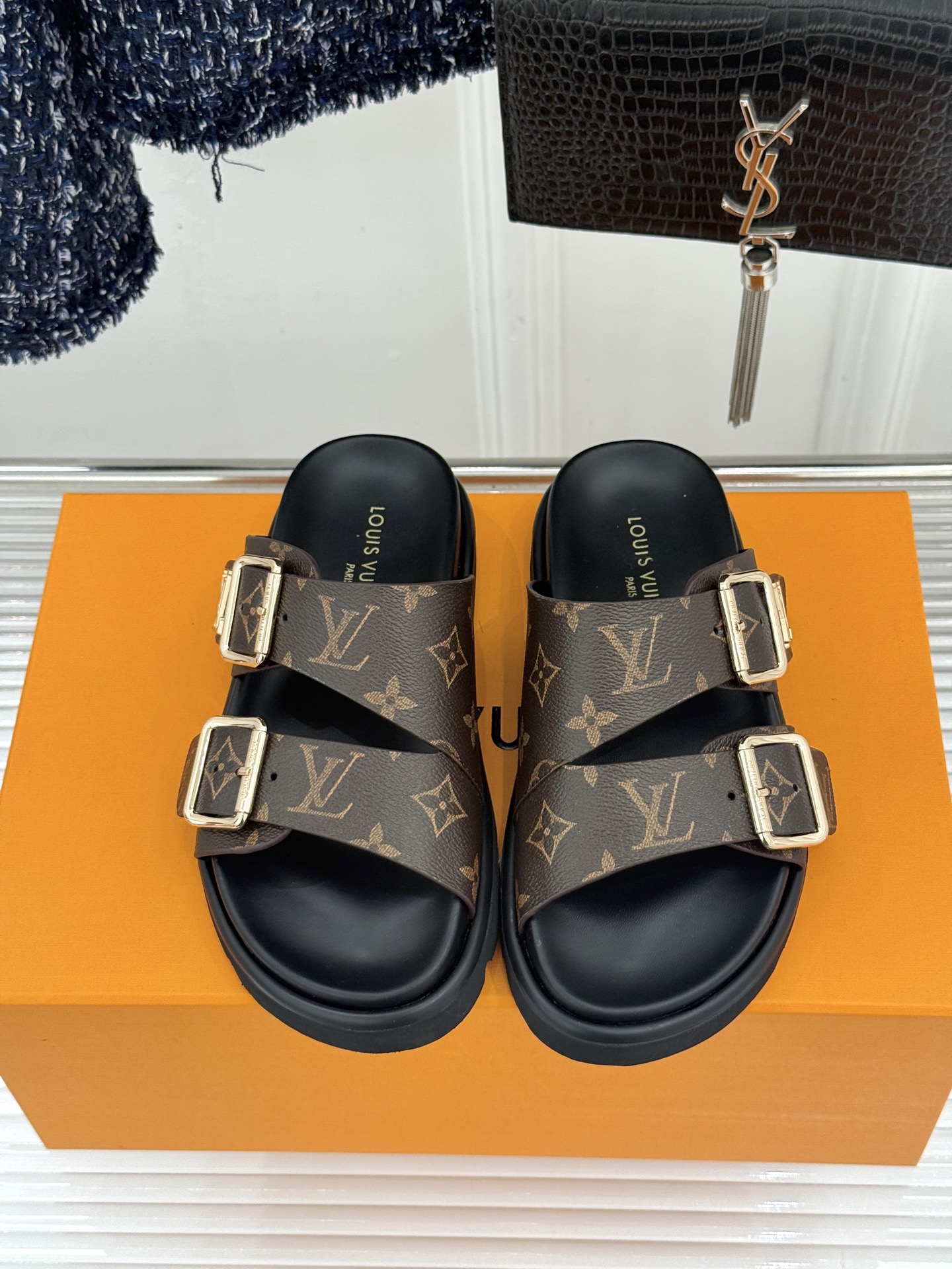 L*V驴牌经典情侣款老花懒人拖鞋这款真的人有钱人的拖鞋啊一看就很贵 而且不撞款呆萌的鞋型 对脚宽的宝宝很