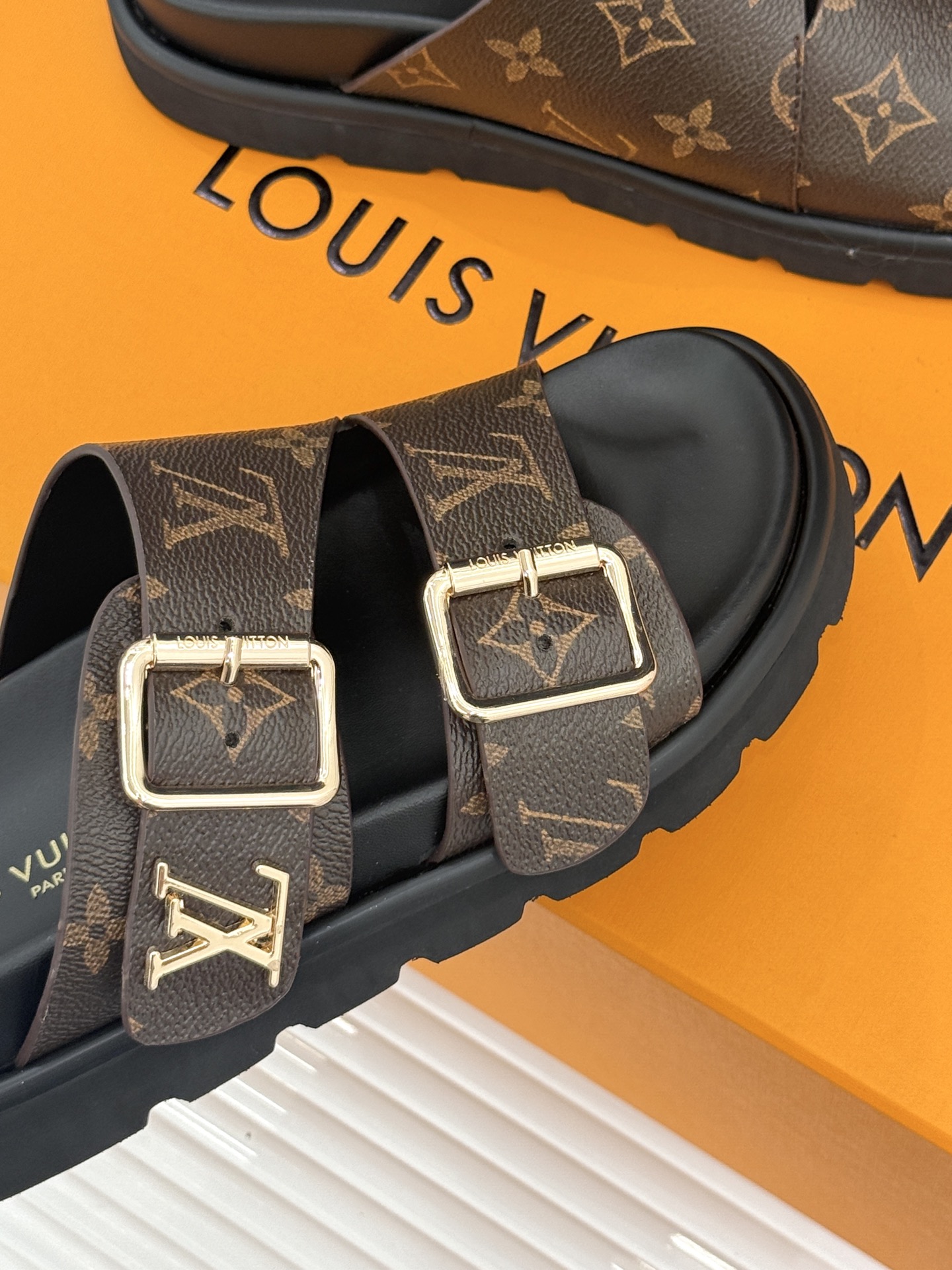 L*V驴牌经典情侣款老花懒人拖鞋这款真的人有钱人的拖鞋啊一看就很贵 而且不撞款呆萌的鞋型 对脚宽的宝宝很