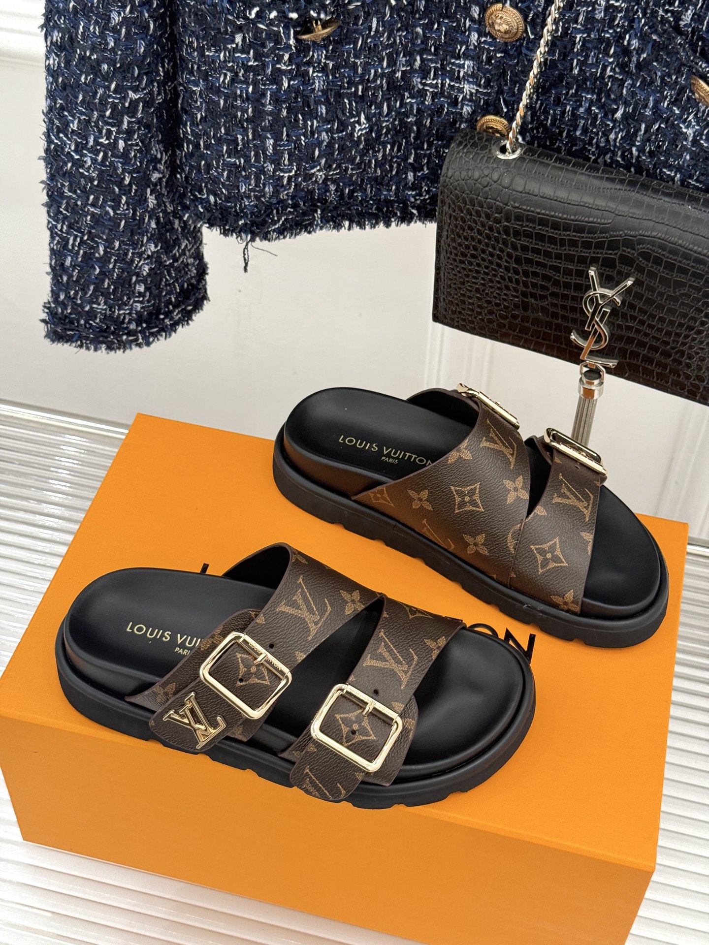 L*V驴牌经典情侣款老花懒人拖鞋这款真的人有钱人的拖鞋啊一看就很贵 而且不撞款呆萌的鞋型 对脚宽的宝宝很