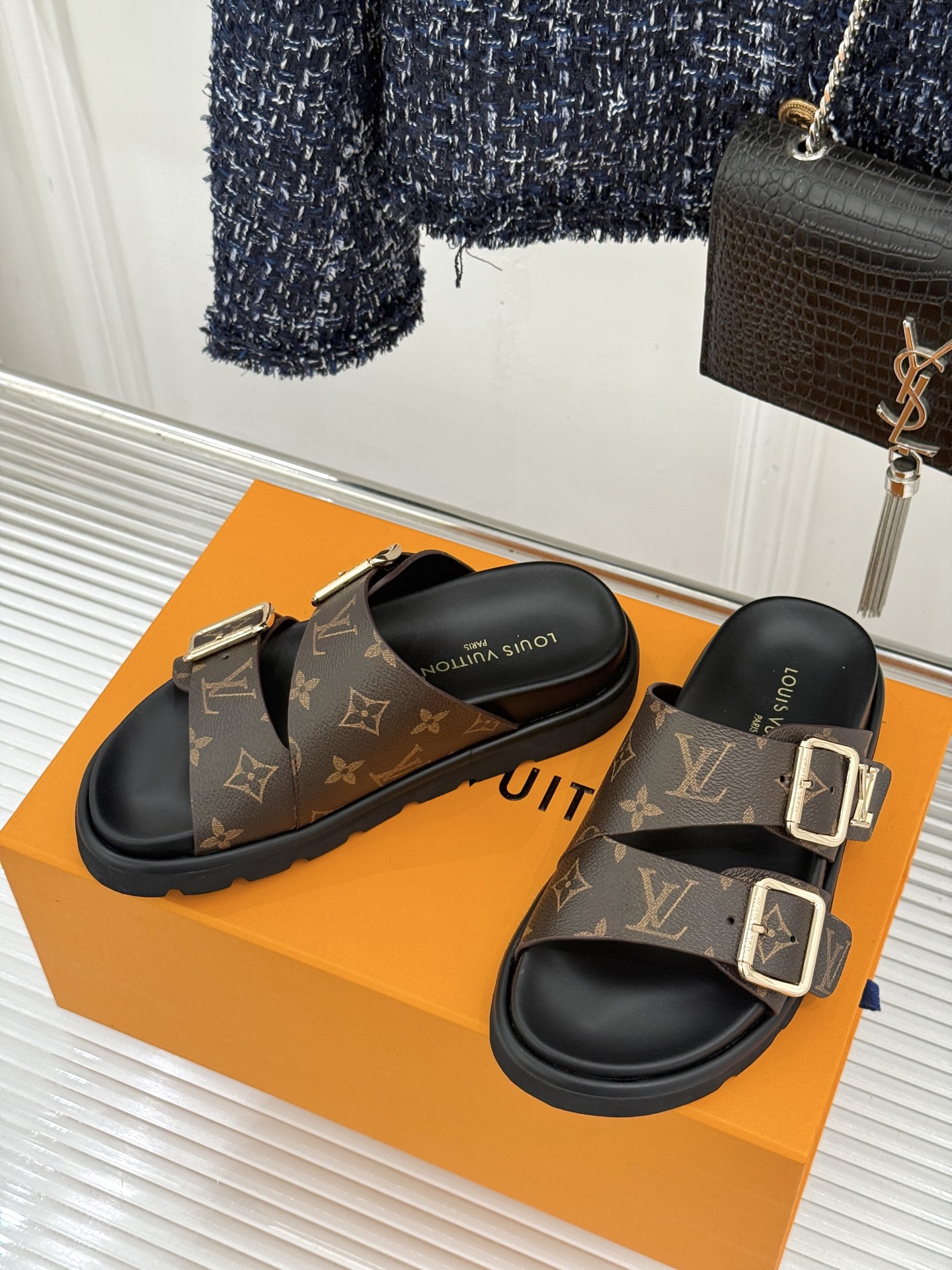 L*V驴牌经典情侣款老花懒人拖鞋这款真的人有钱人的拖鞋啊一看就很贵 而且不撞款呆萌的鞋型 对脚宽的宝宝很