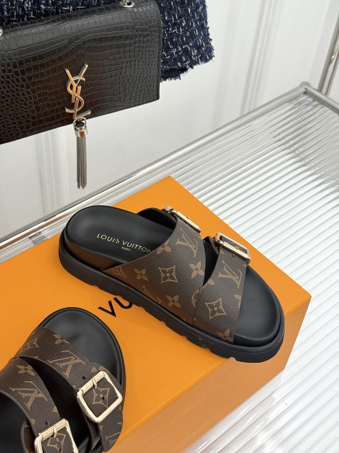 L*V驴牌经典情侣款老花懒人拖鞋这款真的人有钱人的拖鞋啊一看就很贵 而且不撞款呆萌的鞋型 对脚宽的宝宝很