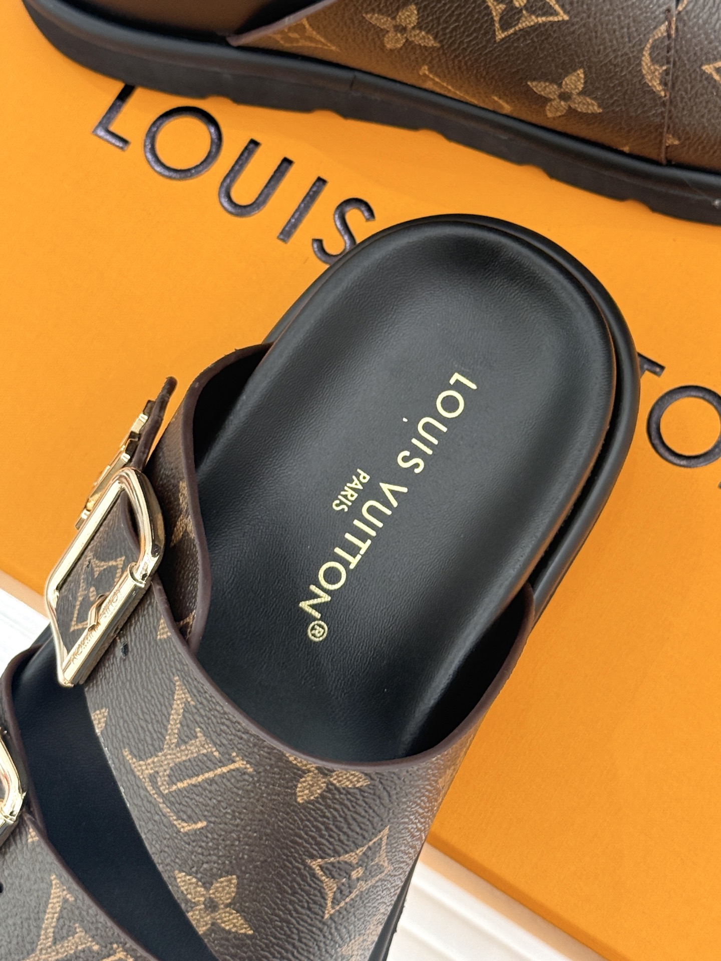 L*V驴牌经典情侣款老花懒人拖鞋这款真的人有钱人的拖鞋啊一看就很贵 而且不撞款呆萌的鞋型 对脚宽的宝宝很